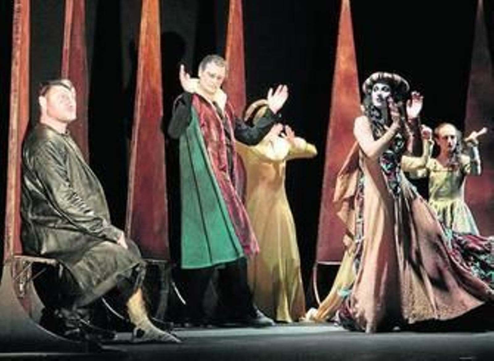 La compañía Atalaya, durante el estreno anoche de la obra.