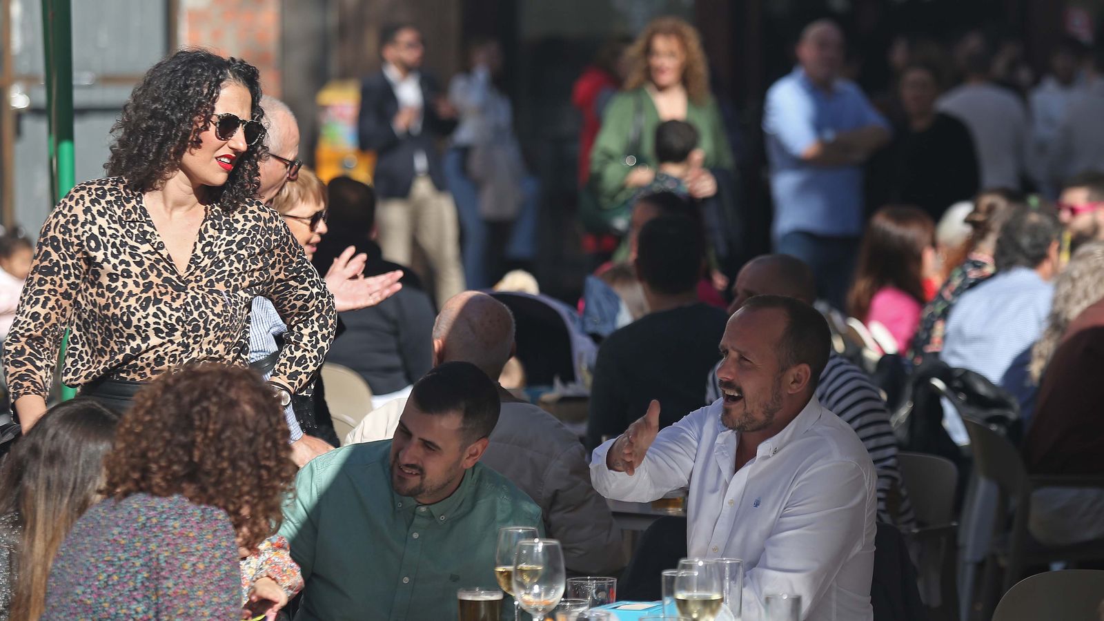 Terrazas llenas en el centro de La Línea este 24 de diciembre.