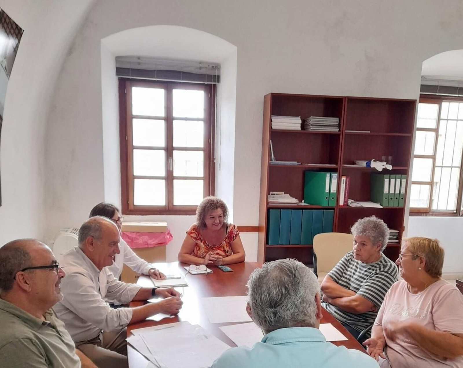 Eva Tubío con representantes vecinales de Guillén Moreno.