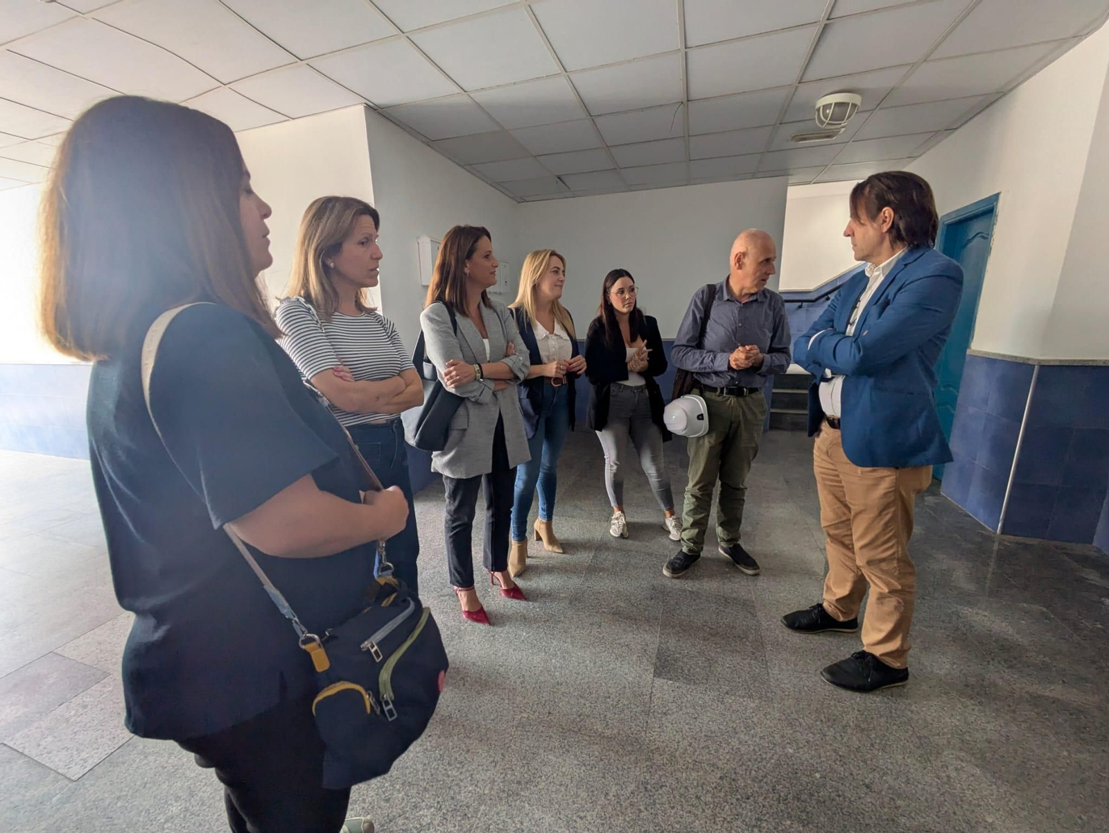 La alcaldesa de Albox, María del Mar Alfonso ha acompañado a Dolores Martínez y Rafael Burgos durante la visita a las viviendas.