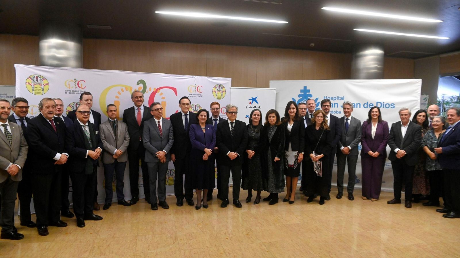 Foto de familia tras la entrega del 23º Premio de Investigación del Colegio de Médicos de Córdoba.