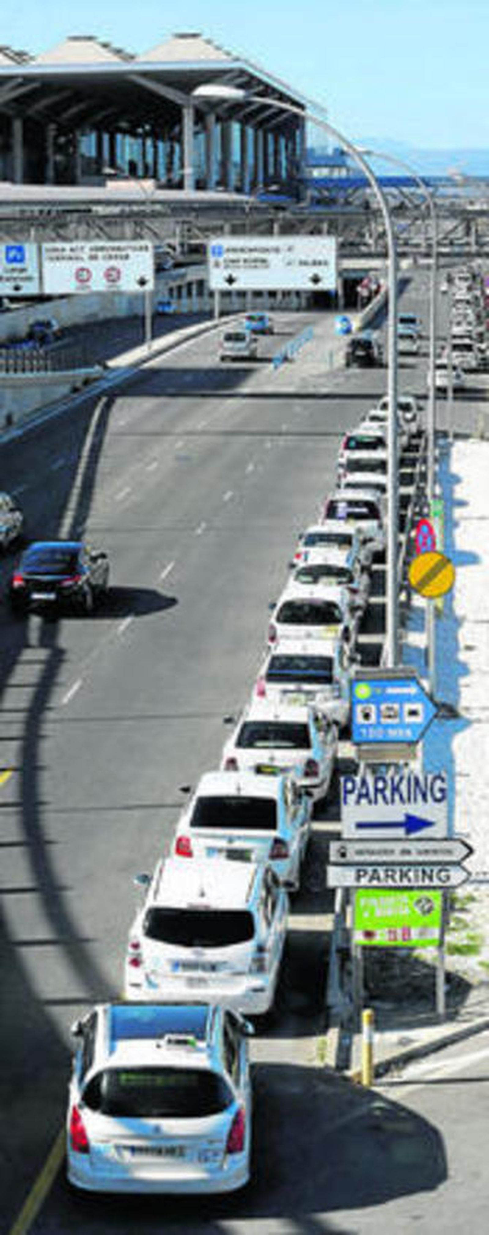 Fila de taxis parados a la entrada del aeropuerto malagueño.