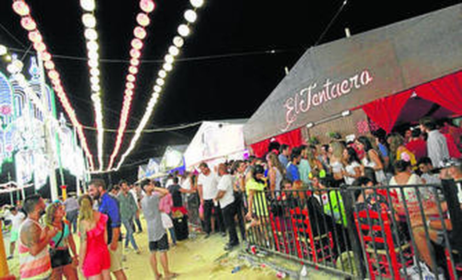 Ambiente en el exterior de las casetas durante la madrugada del domingo al lunes.