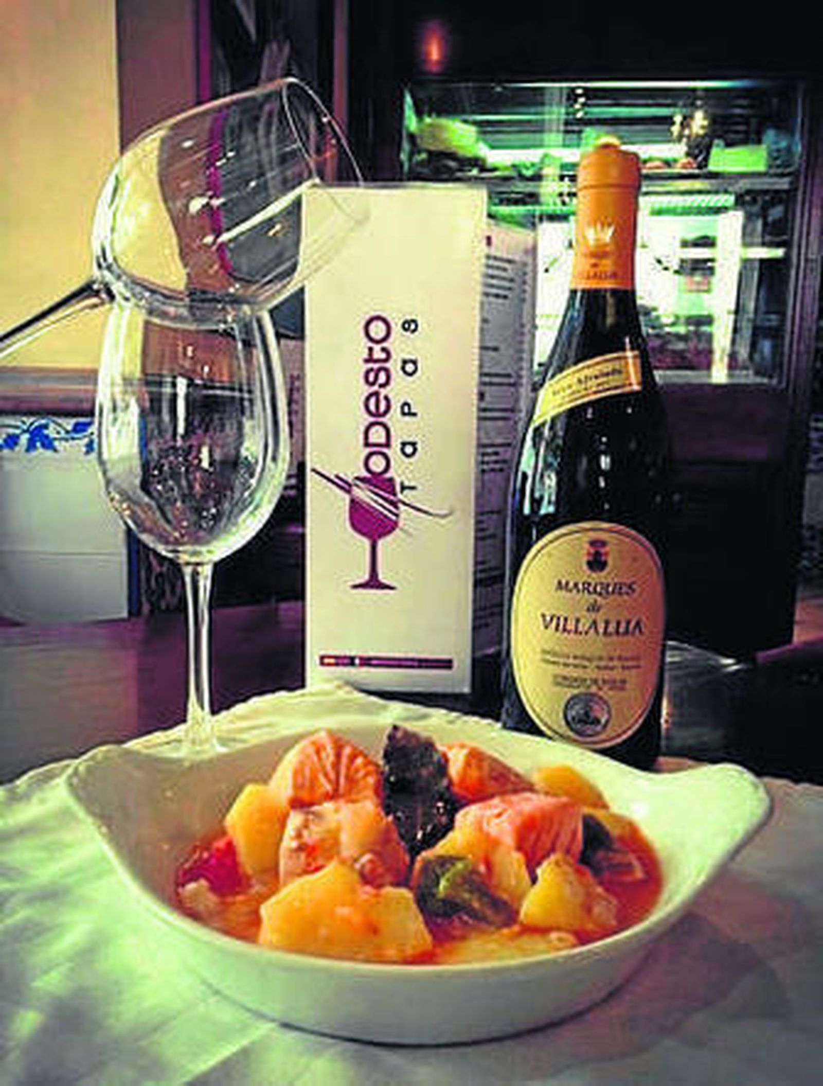 1. Las jornadas tienen su propia 'app'. 2. Algunas de las propuestas del Hotel Manolo Mayo. 3. Plato del restaurante Modesto, en el hotel Doña Manuela. 4. Garbanzos del Hotel Zenit Sevilla. 5. Arroz de carrillera del Silken Al-Andalus.