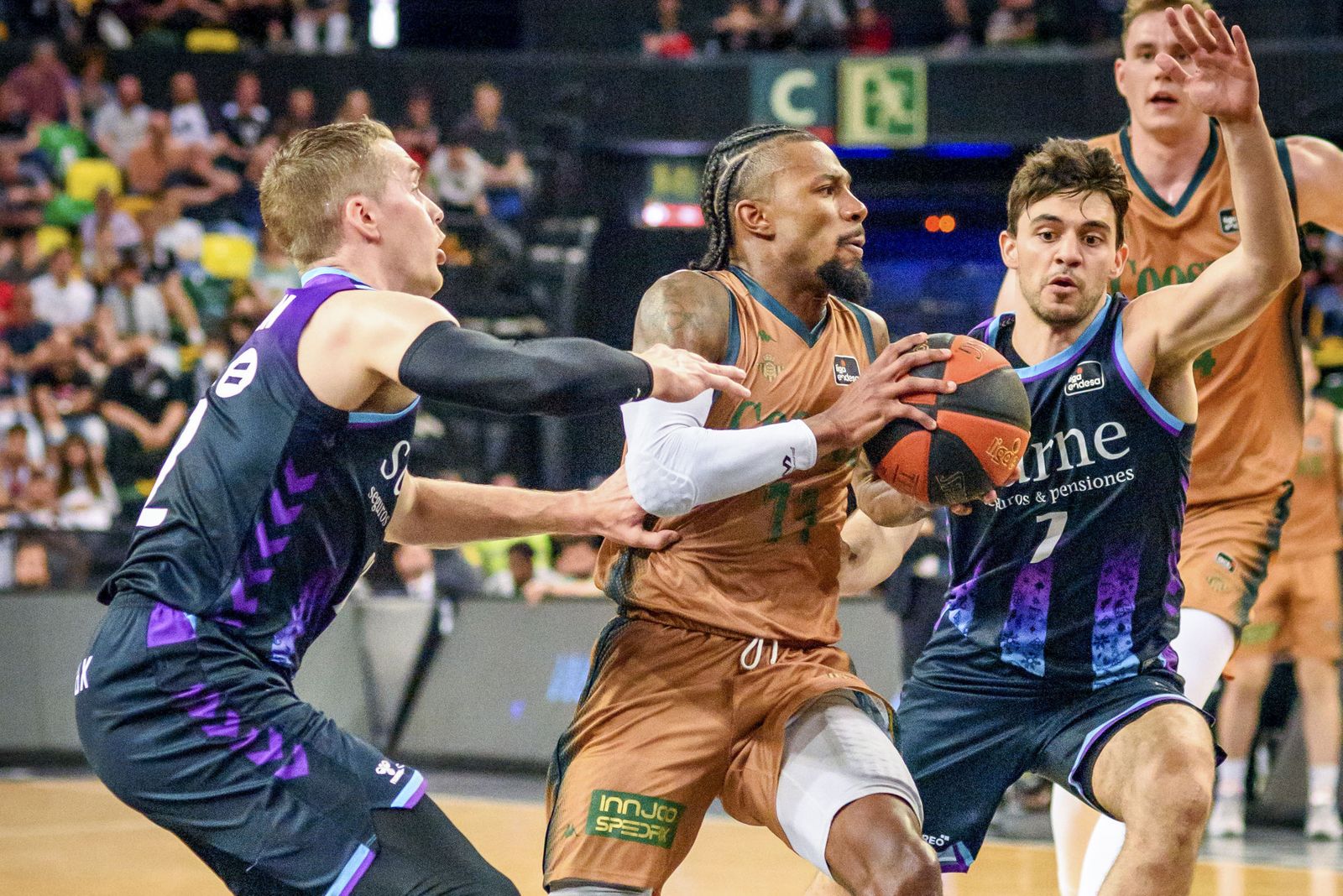 Shannon Evans con el balón ante los defensores del Bilbao Basket.