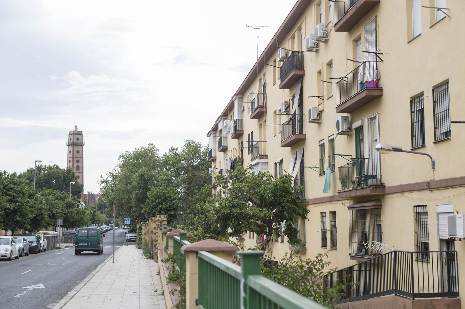 Parte exterior de la barriada de la Renfe, la que da a Perafán de Ribera, con la torre de los Perdigones al fondo.