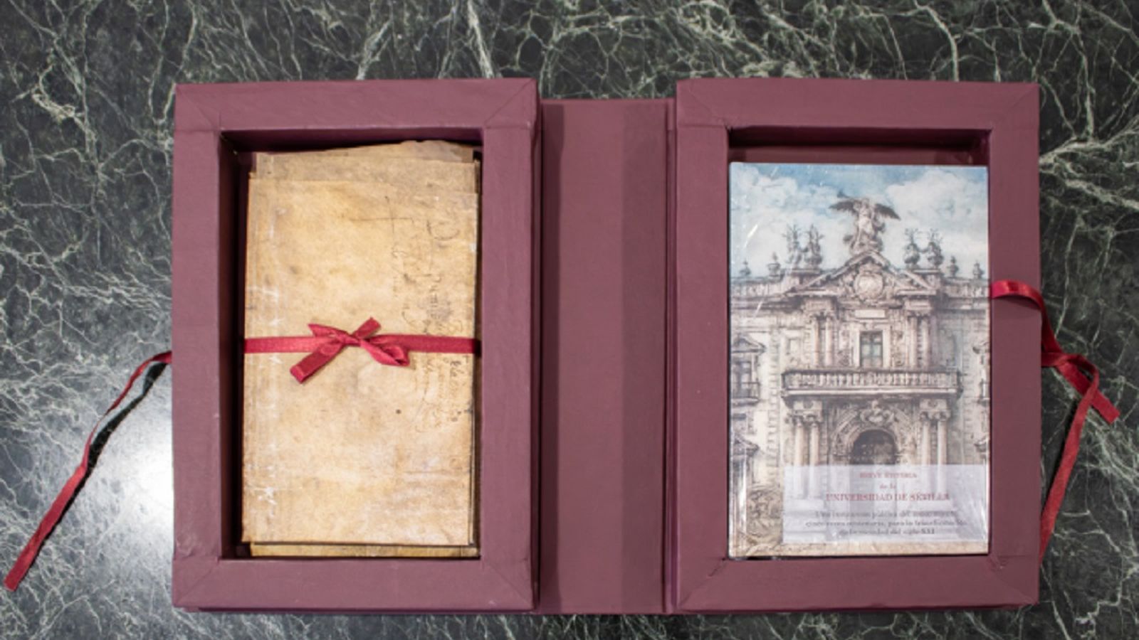 La caja con el libro de la historia y la bula.