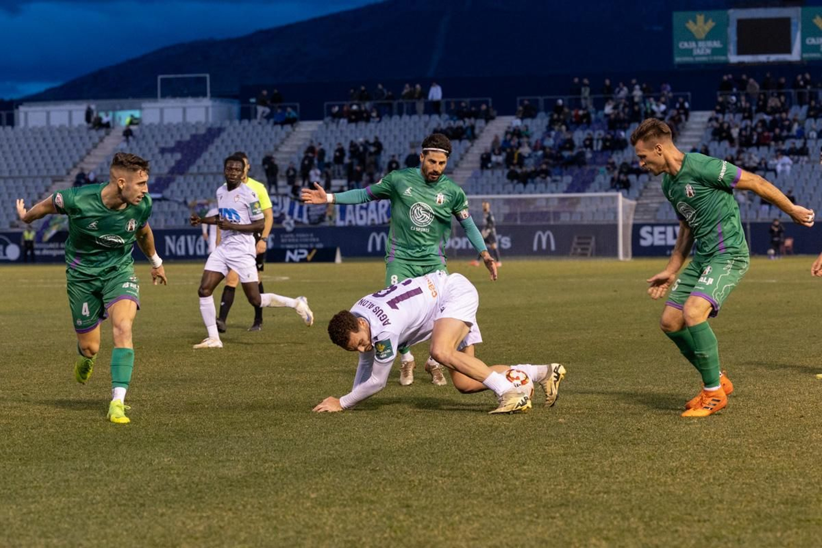La emoción del triunfo in extremis del Real Jaén ante el Atlético Mancha Real, en imágenes