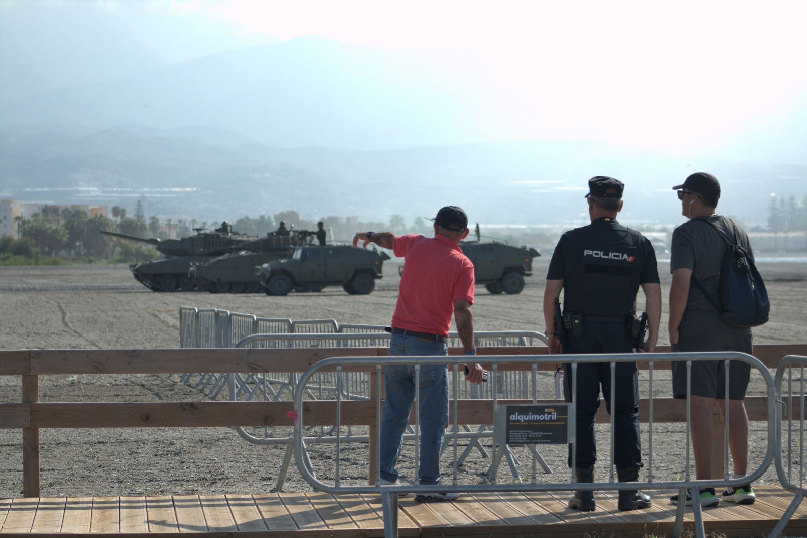 Paracaidistas, aviones y persecuciones marítimo-terrestres, los ensayos de las Fuerzas Armadas en Motril, en imágenes