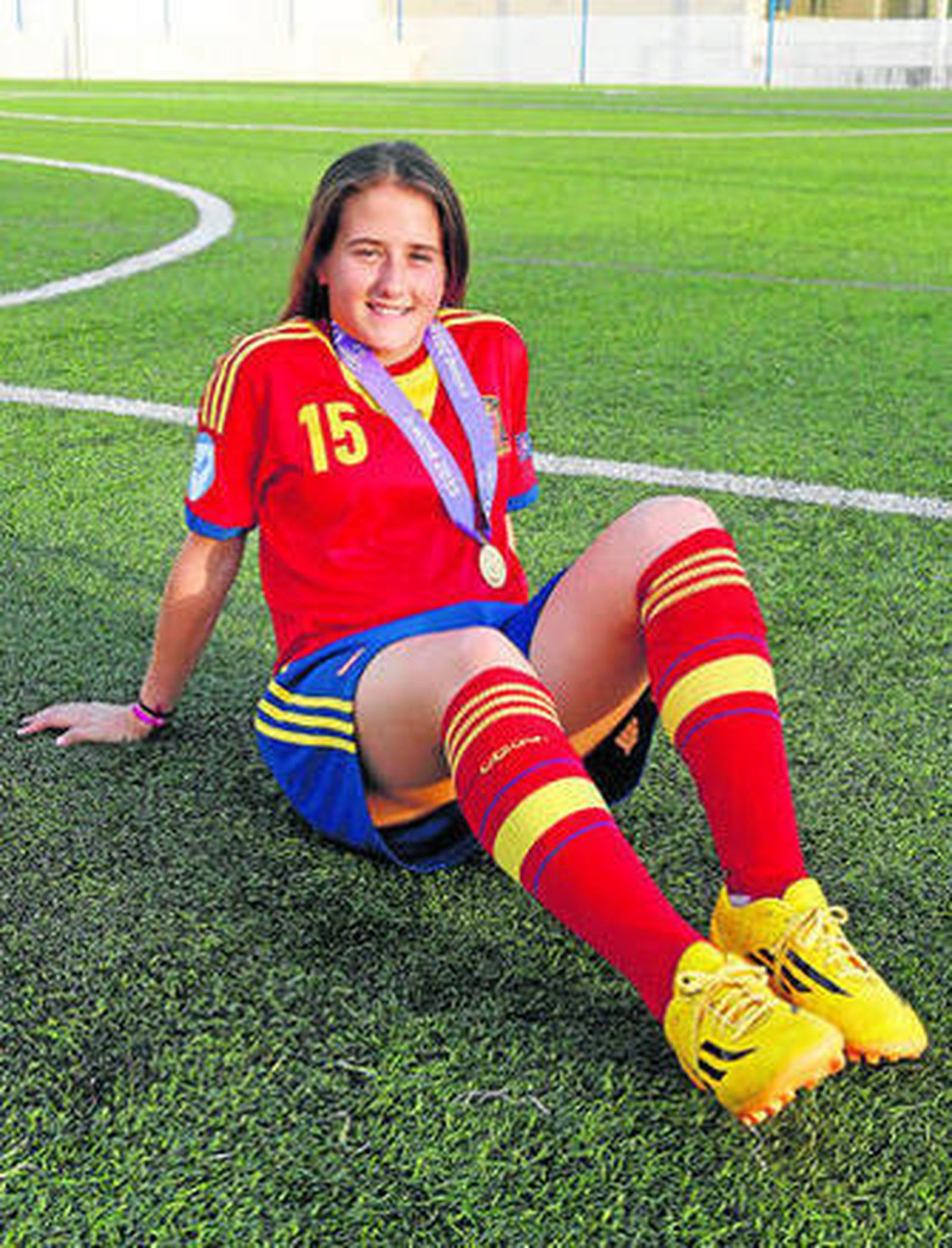 Natalia Montilla posa con la equipación de la selección española y la medalla de oro.