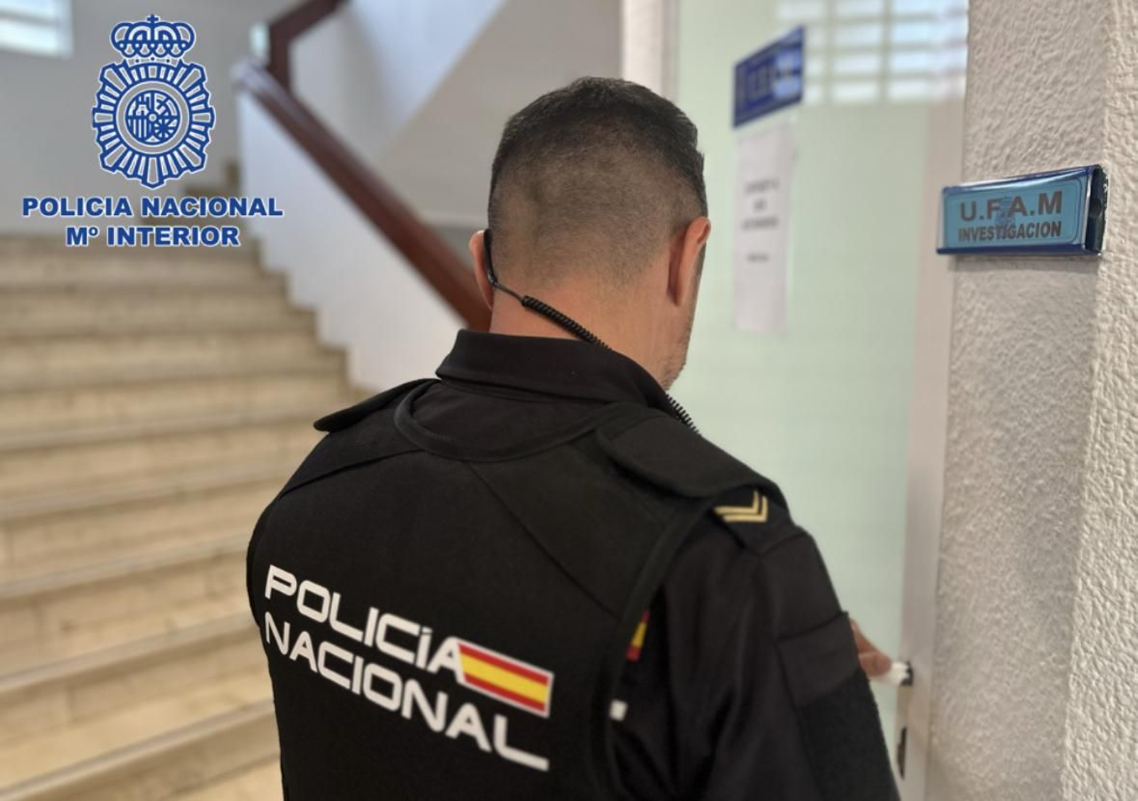 Un agente de la UFAM de la Policía Nacional.