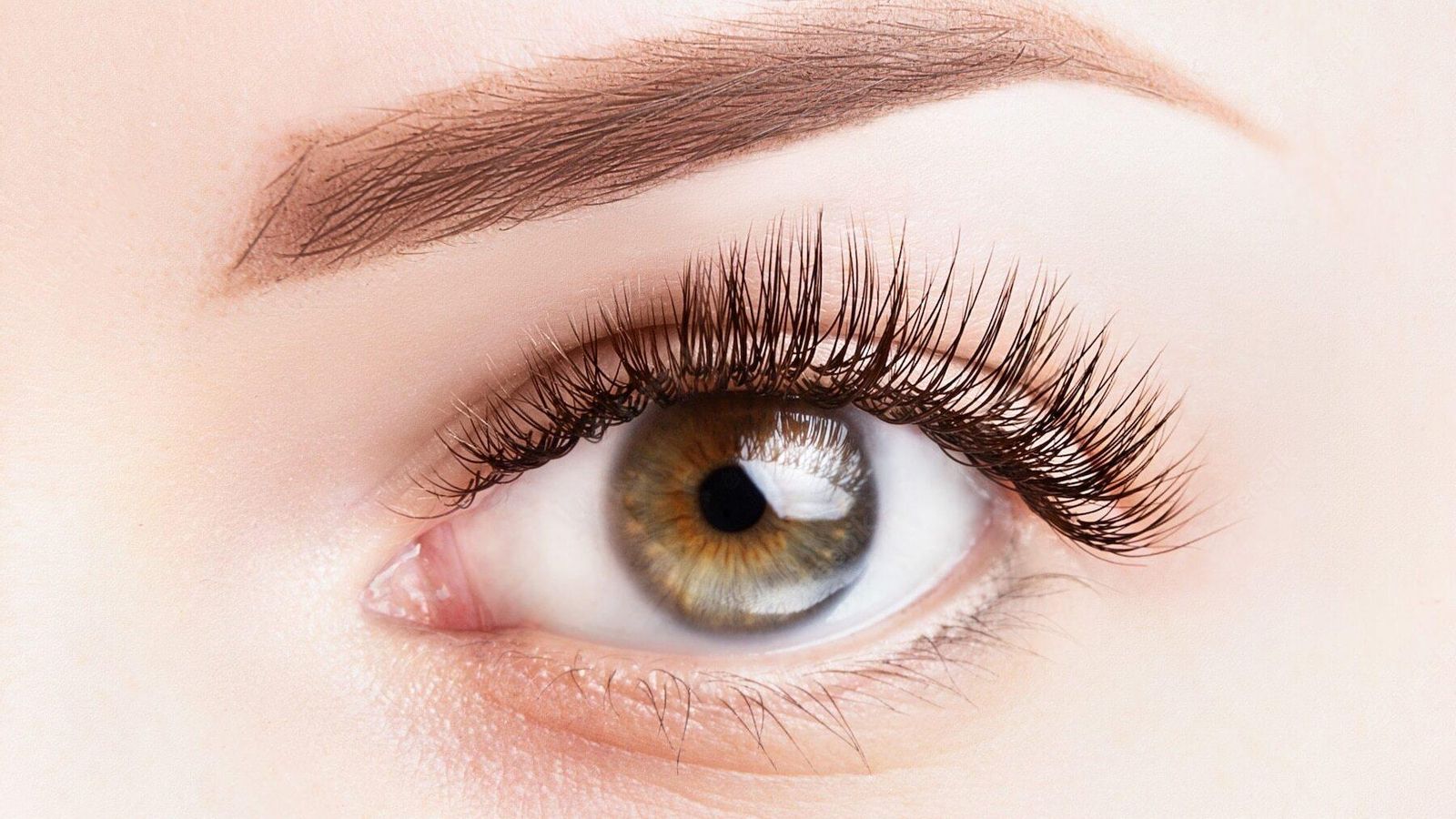 El uso de sérums naturales contribuye a mejorar el crecimiento de las pestañas.