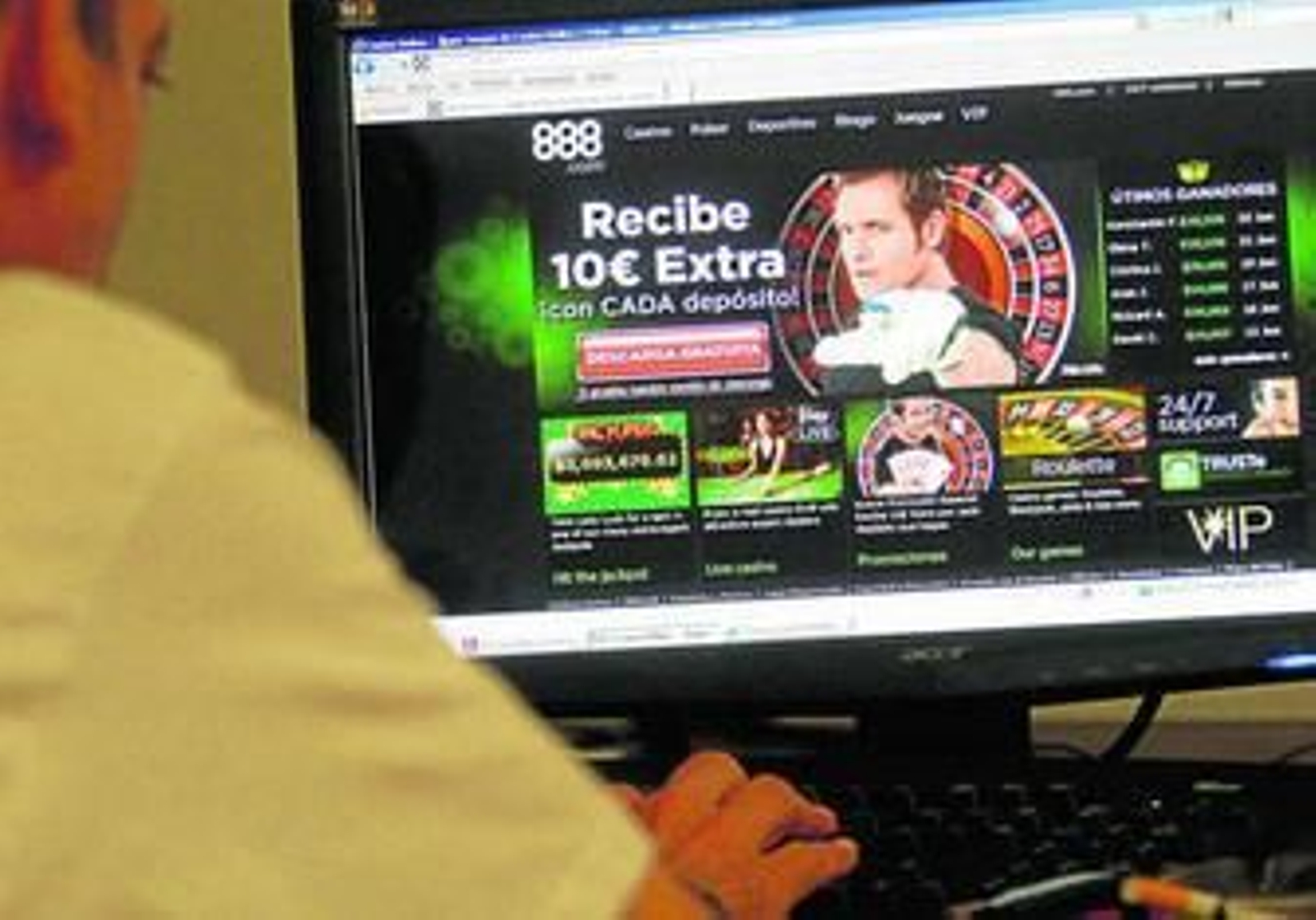 Un hombre juega en una casa de juegos 'on line'.