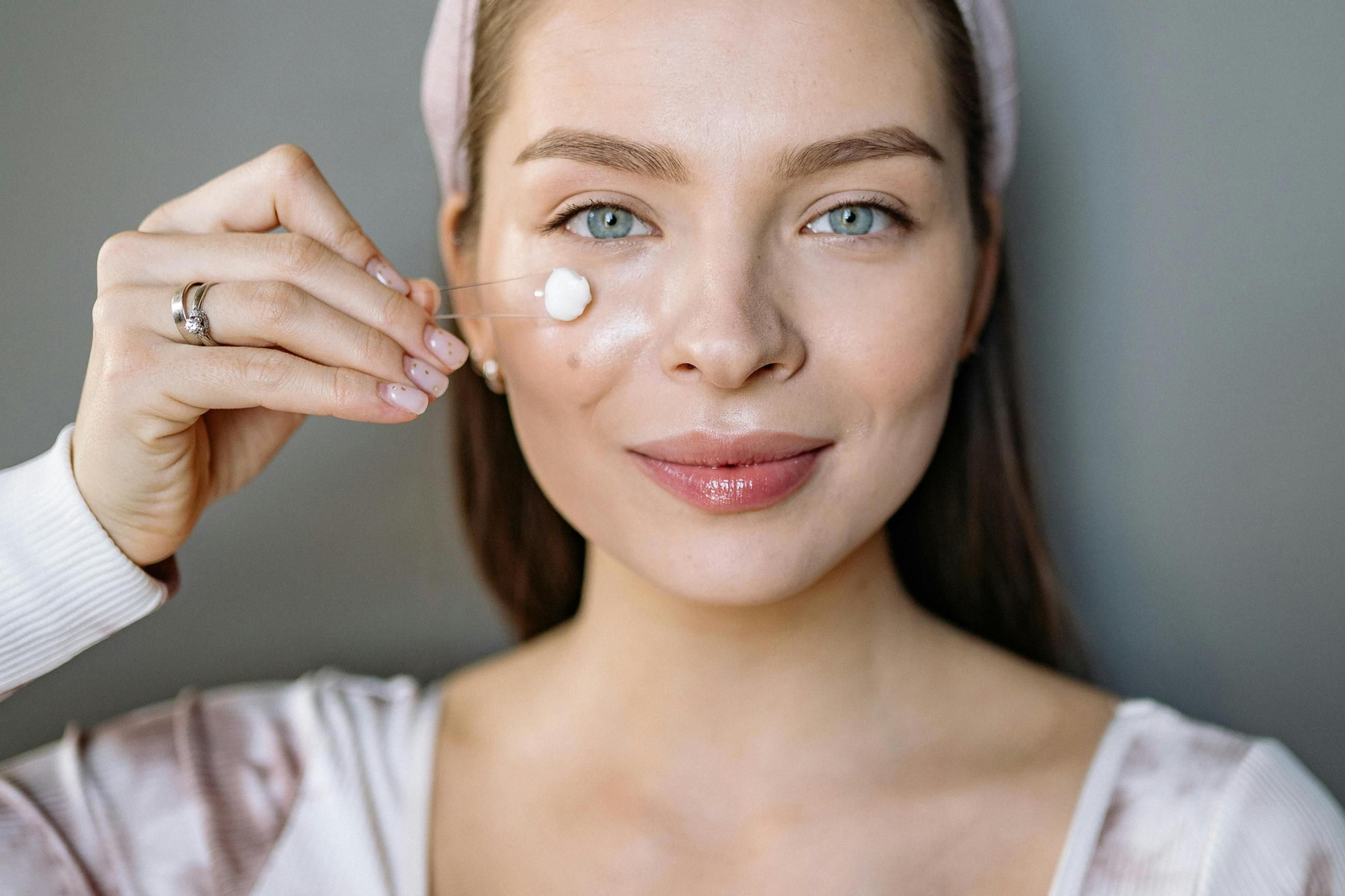 Esta es la crema antiarrugas sin retinol con efecto piel de porcelana favorita de las coreanas que sí puedes usar en verano.