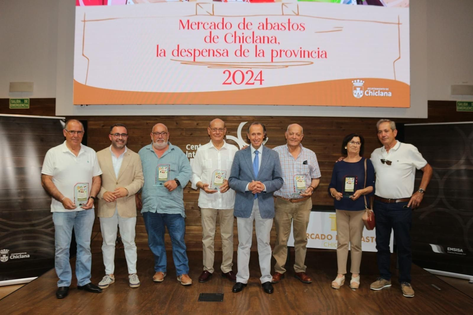 El alcalde, junto a los minoristas homenajeados.