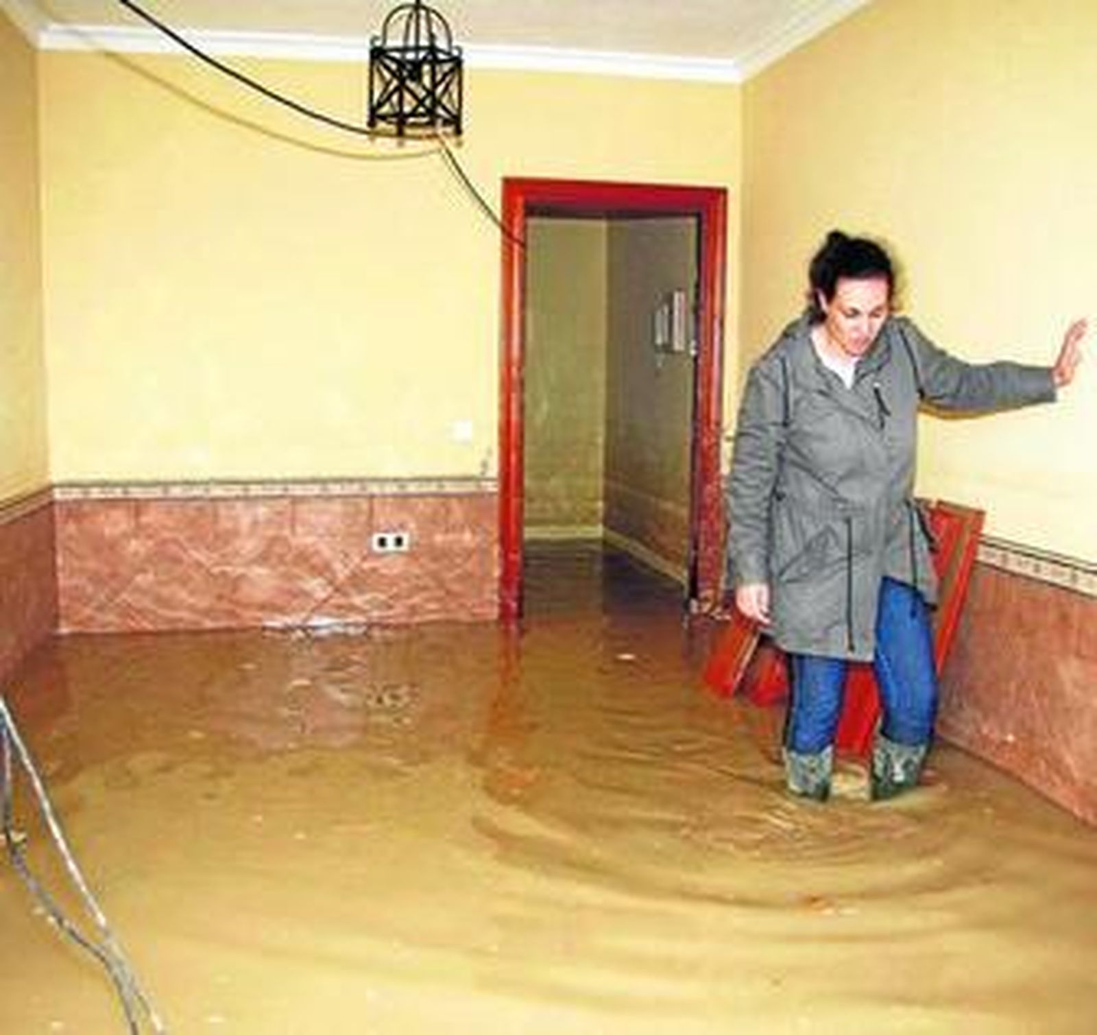 Las casas del residencial Virgen de Setefilla permanecen con casi un metro de agua en su interior.