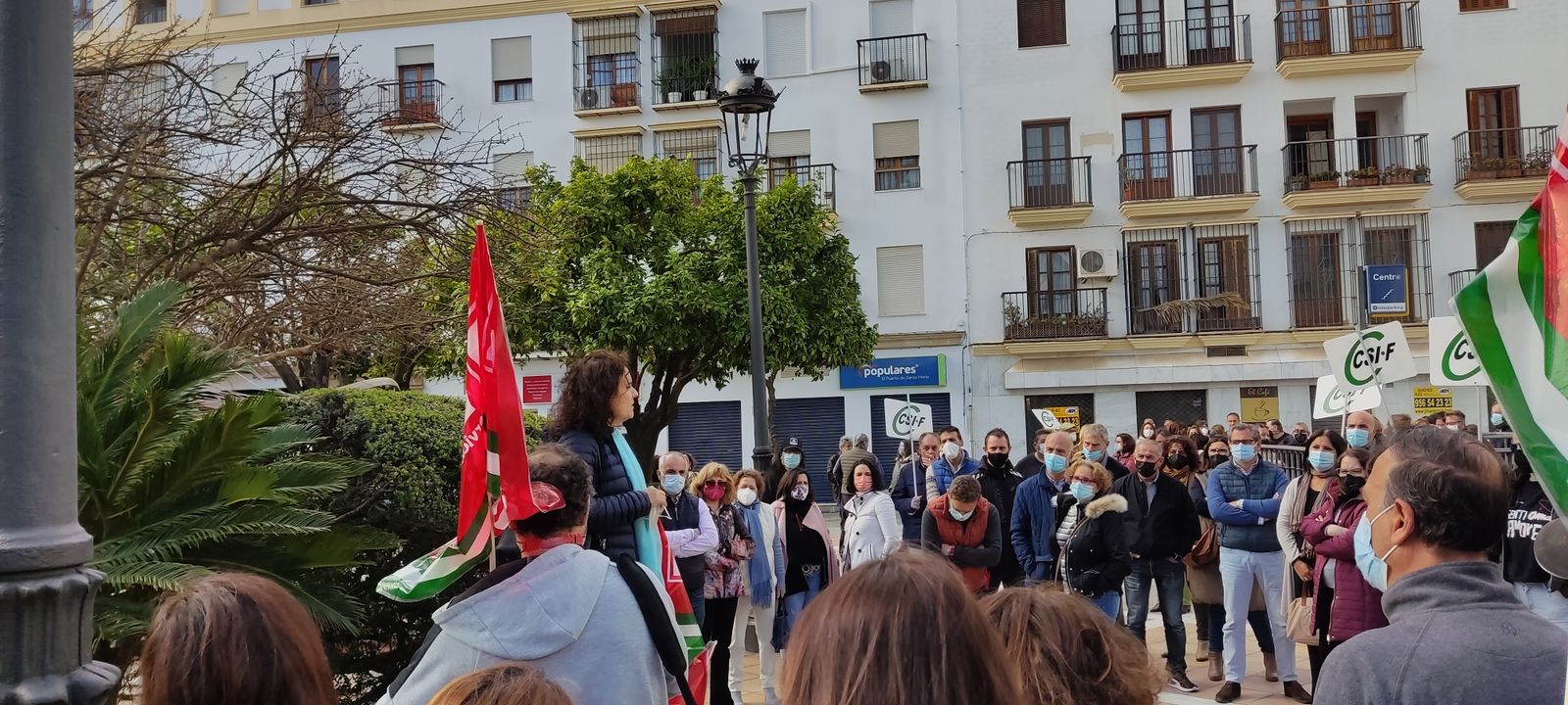 La concentración celebrada esta mañana frente al Ayuntamiento por trabajadores de la plantilla.