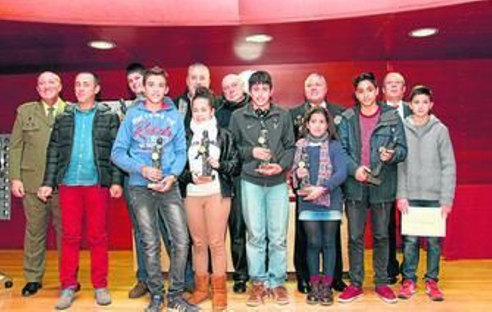 1. Foto de familia de los premiados con el subdelegado de Defensa, Juan Francisco Feal; el jefe del Área de Explotación del Puerto, Juan José Blanco, Alfonso Aramburu, y profesores. 2. Dibujo de Lucía Méndez, ganadora en Primaria. 3. Dibujo de Ismael El Ameri, ganador en Secundaria. 4. Lucía Méndez e Ismael El Ameri con sus respectivos trofeos.