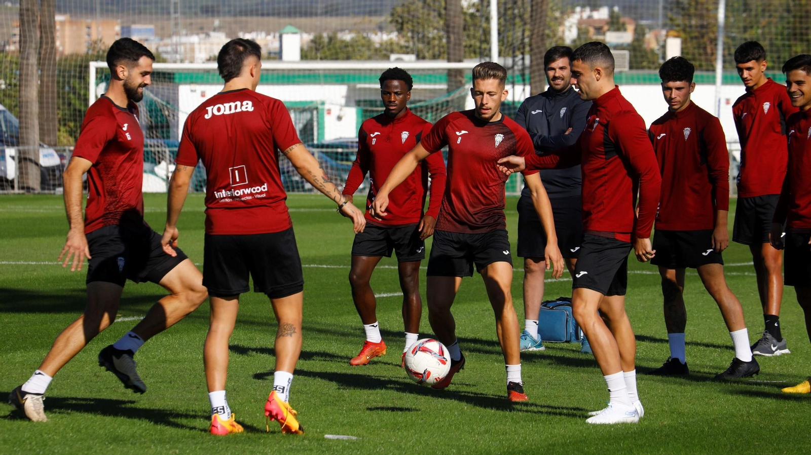 Los jugadores del Córdoba CF hacen un rondo en un entrenamiento en la Ciudad Deportiva. Los jugadores del Córdoba CF hacen un rondo en un entrenamiento en la Ciudad Deportiva.