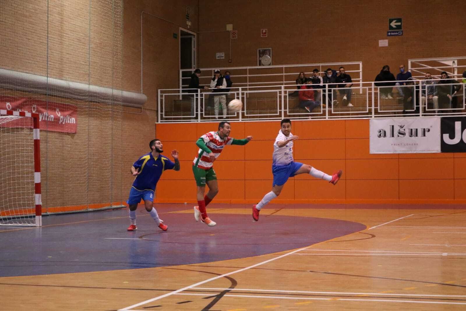 El Sima intenta un remate de cabeza.