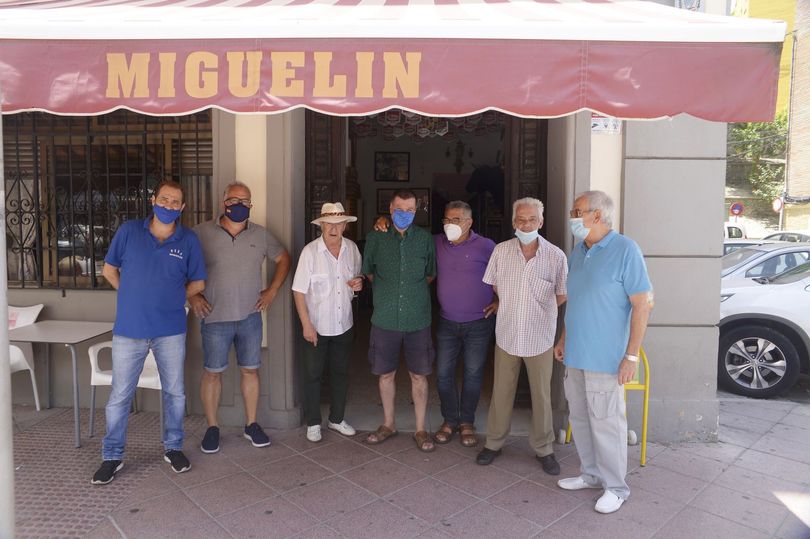 El presidente y algunos de los socios de la Peña Miguelín en la puerta del local