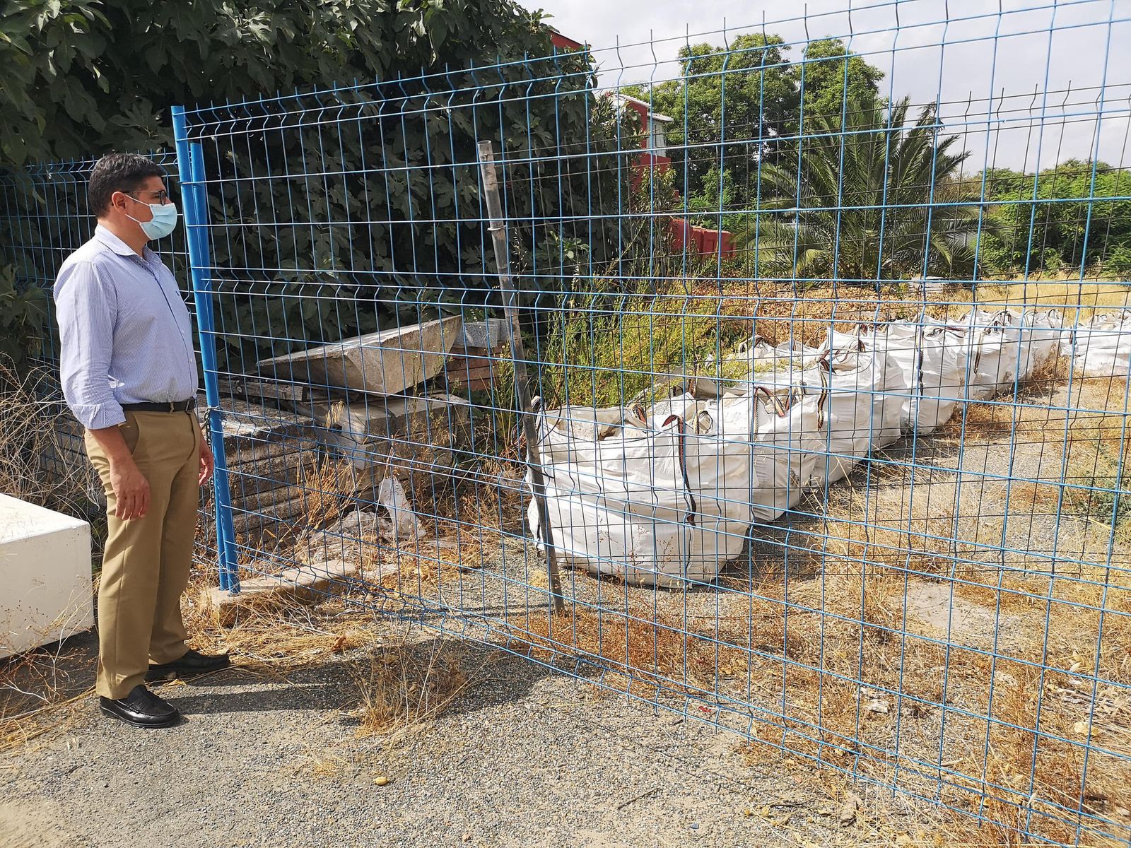 El portavoz municipal de Ciudadanos, Álvaro Pimentel, observa los adoquines.