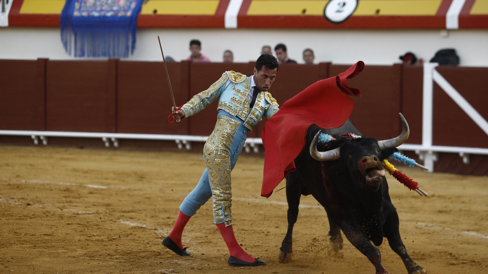 Jesús Almería dando un pase de pecho