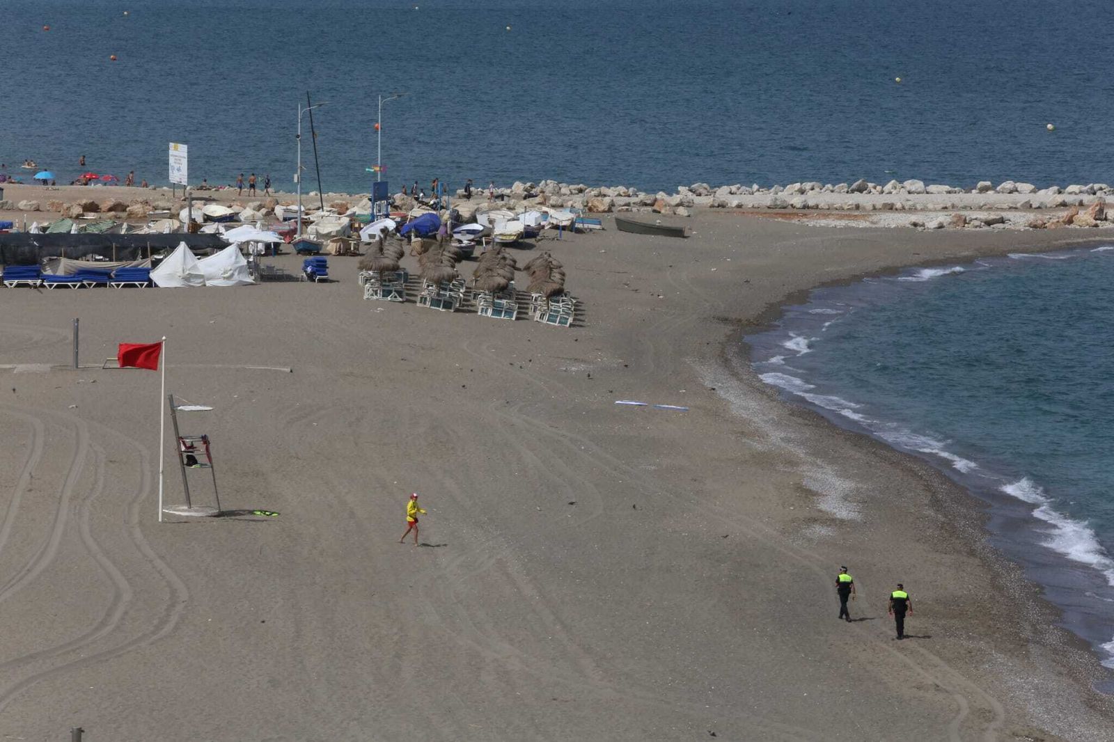Las fotos de la Policía desalojando a los bañistas de la playa de Sacaba