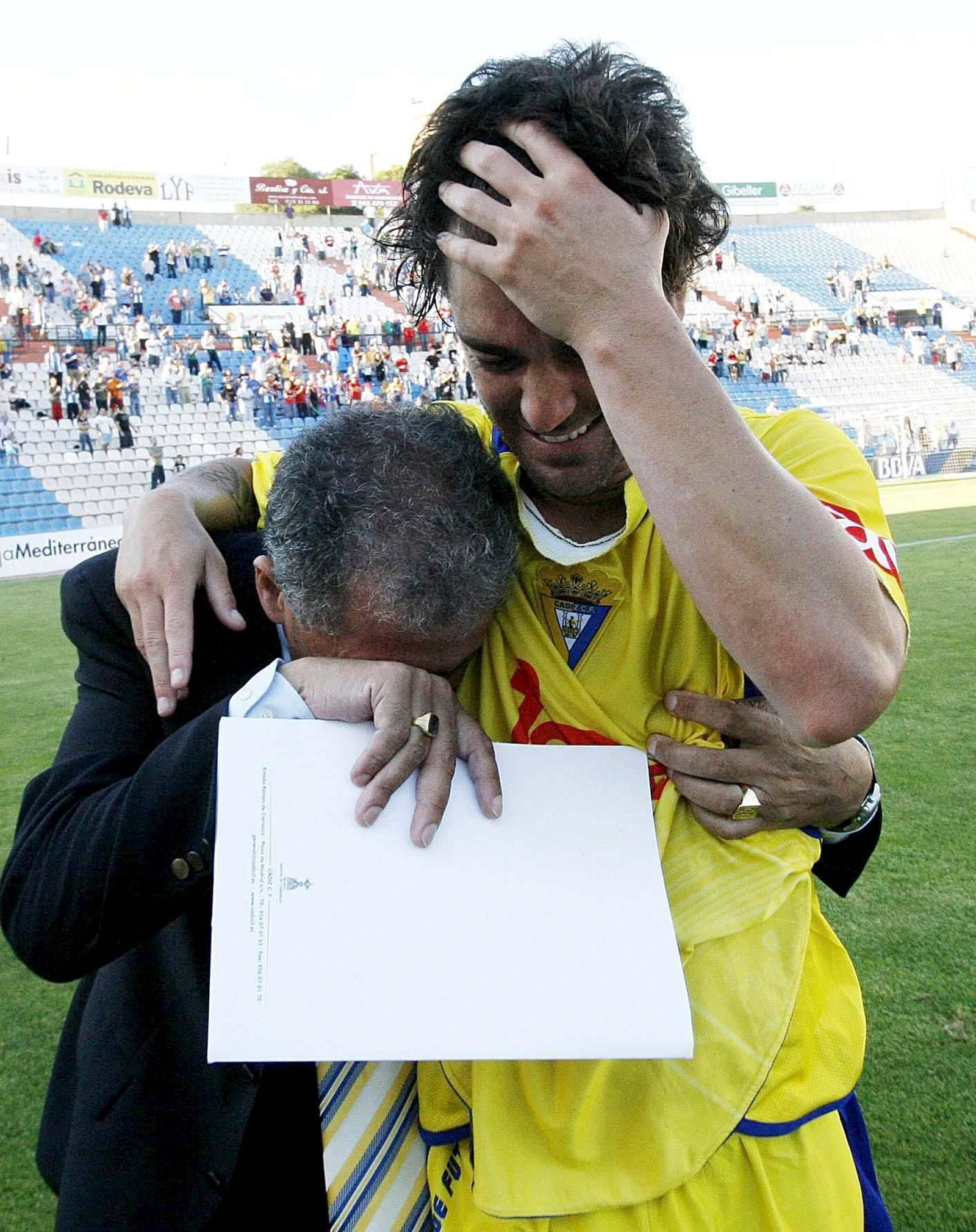 Las lágrimas de Abraham Paz junto al delegado Antonio Navarrete tras el descenso en Alicante.