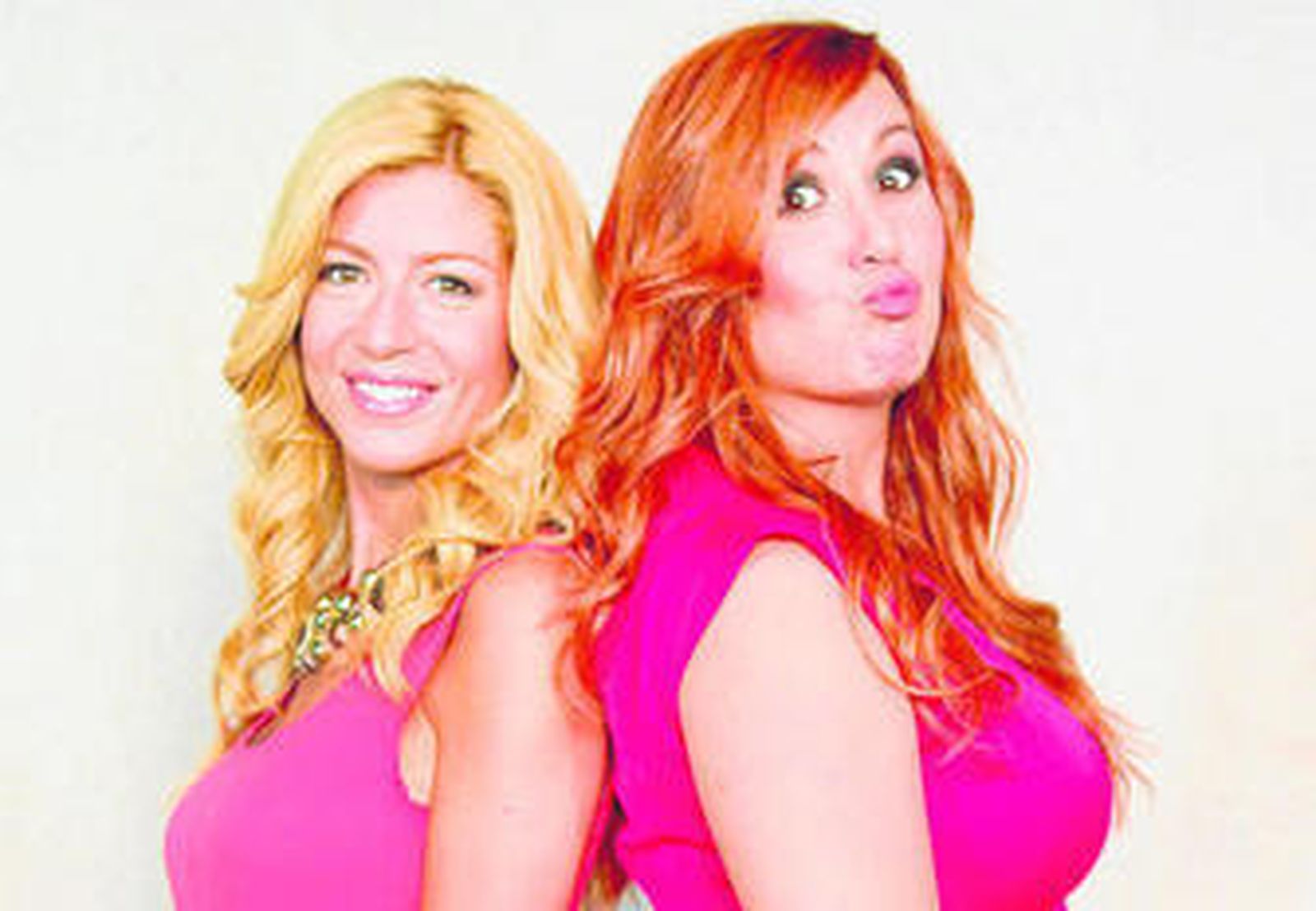 Reyes Prados, a la izquierda, junto a la anfitriona del programa en Ardales, la actriz malagueña Natalia Roig.