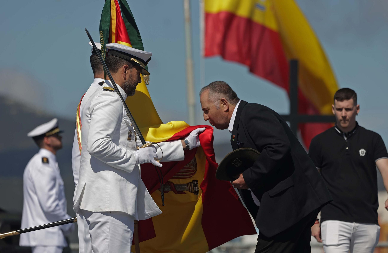 Fotos de la Jura de Bandera para personal civil a bordo del Buque de Asalto Anfibio 'Castilla' en Algeciras