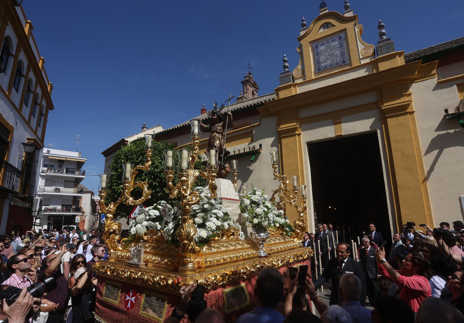 Salida de la procesión eucarística extraordinaria de la Amargura