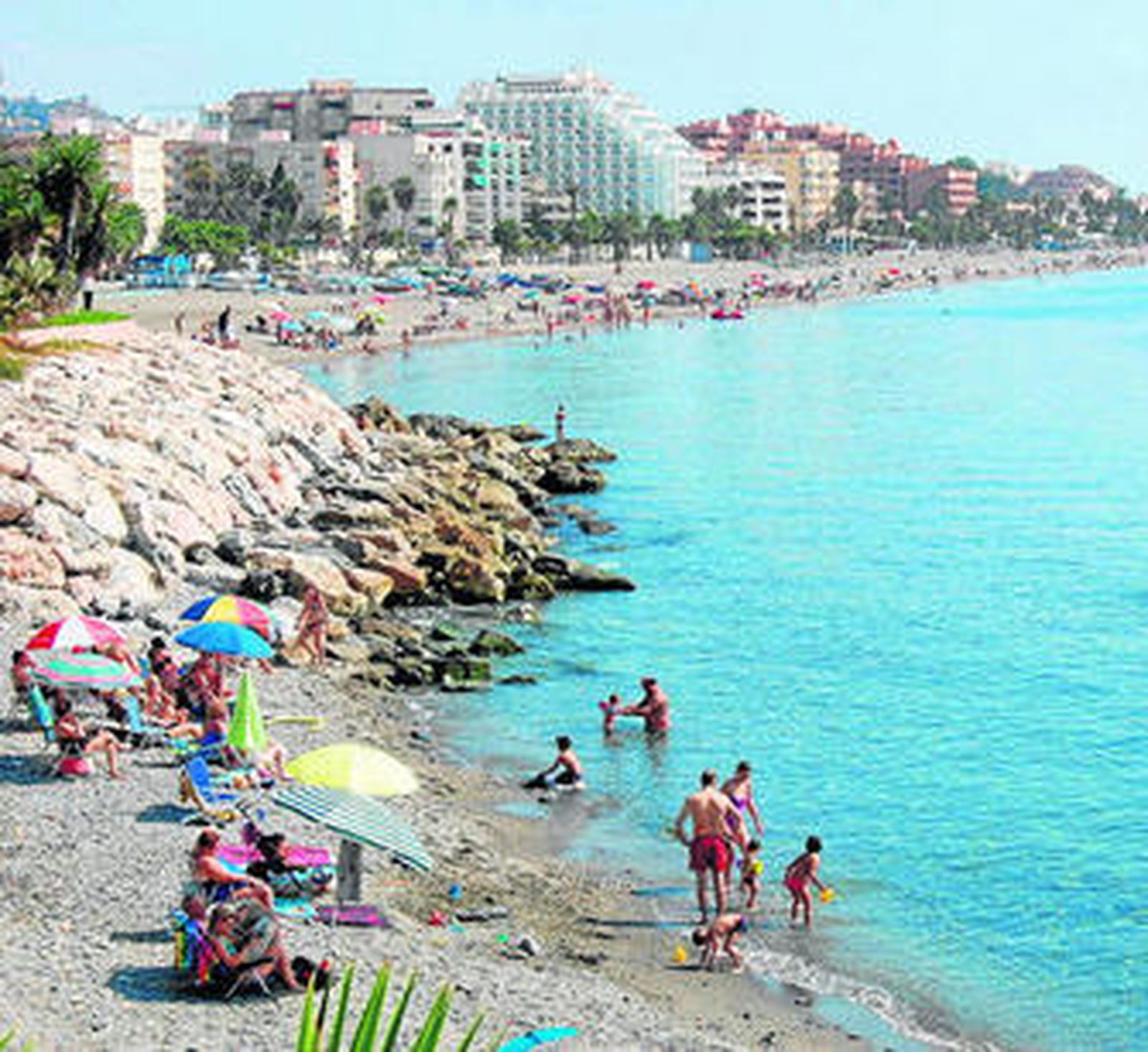 Los hosteleros piden que se aprovechen los solares sin construir para aparcamientos.