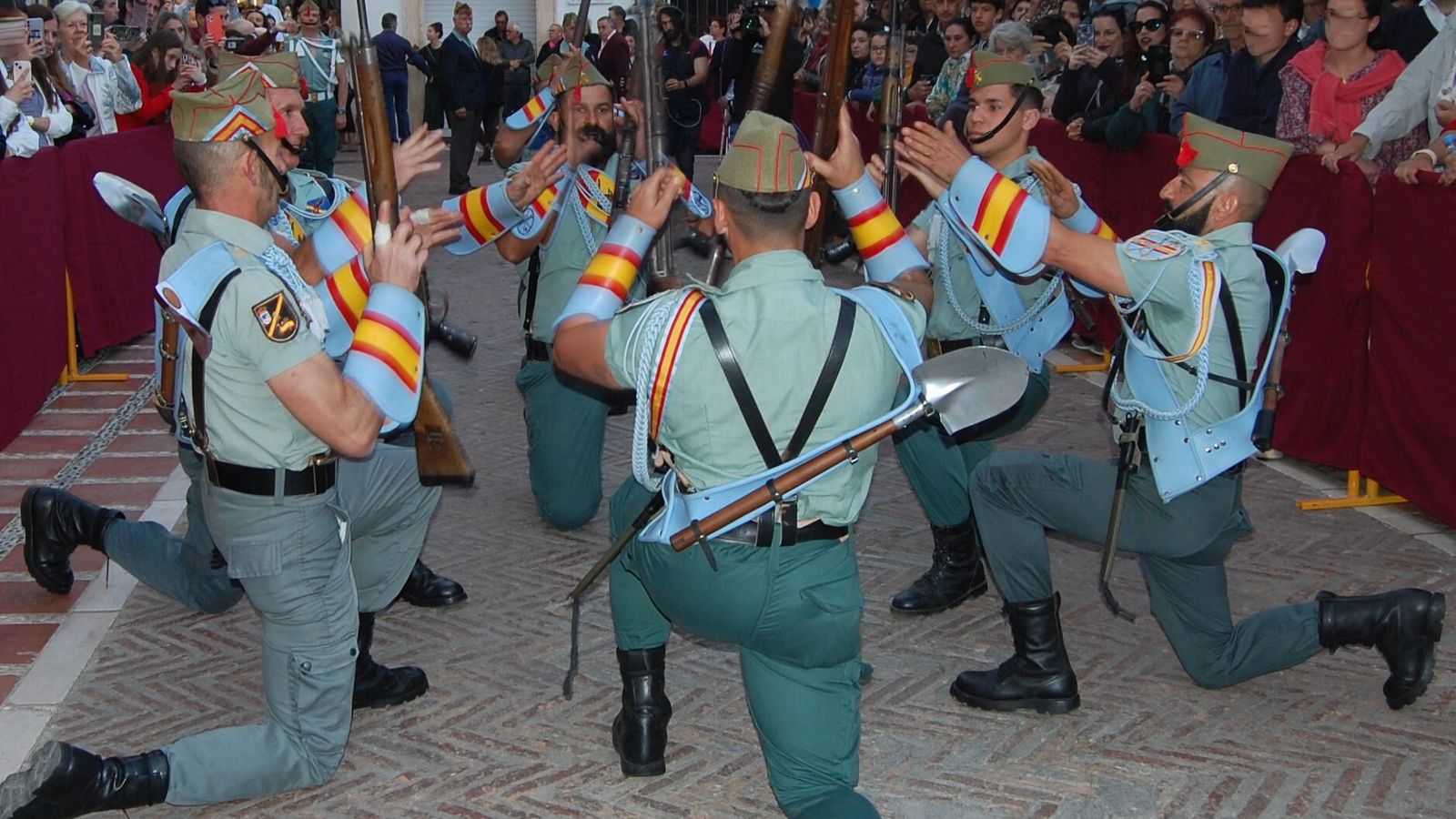 Los Legionarios reallizando maniobras.
