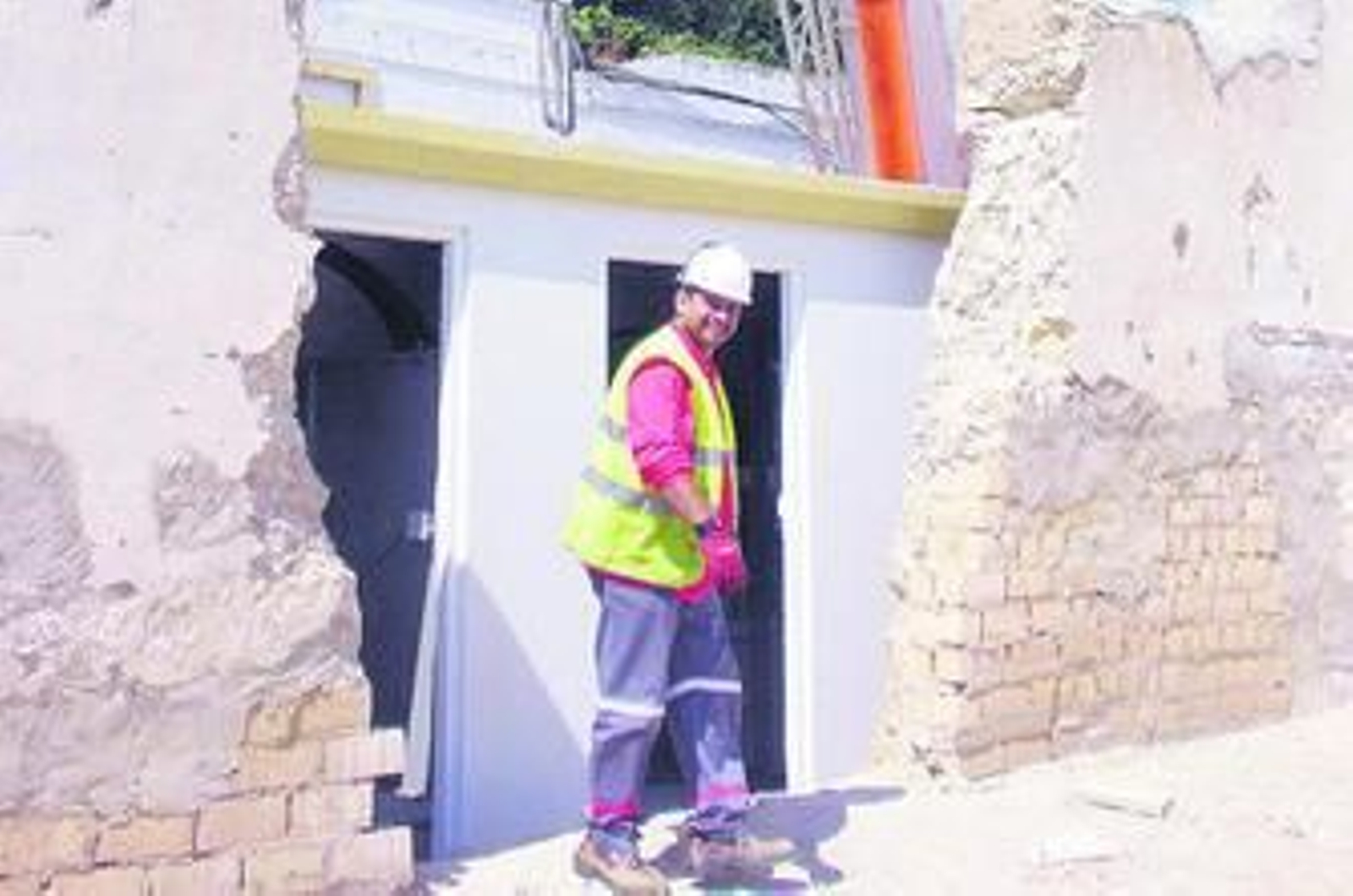 Los operarios han comenzado ya los trabajos para conectar a la red general el centro eléctrico.