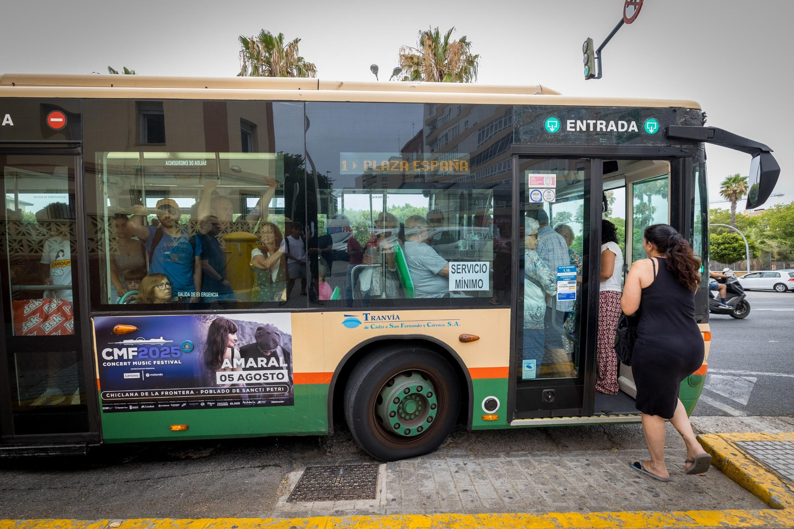 Un autobús abarrotado durante la primera jornada de huelga en Cádiz.