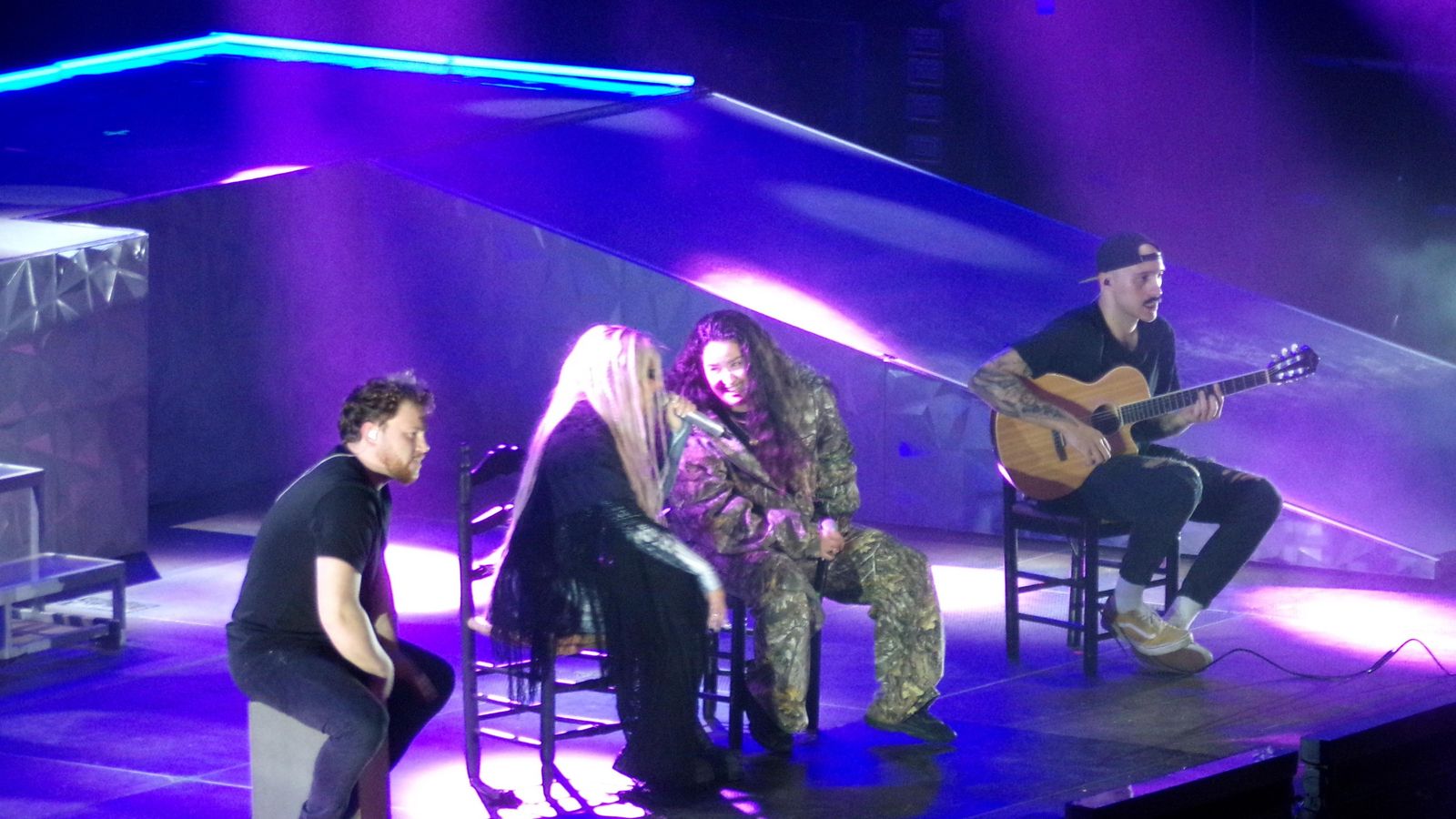 Lola Índigo y Salma en el concierto