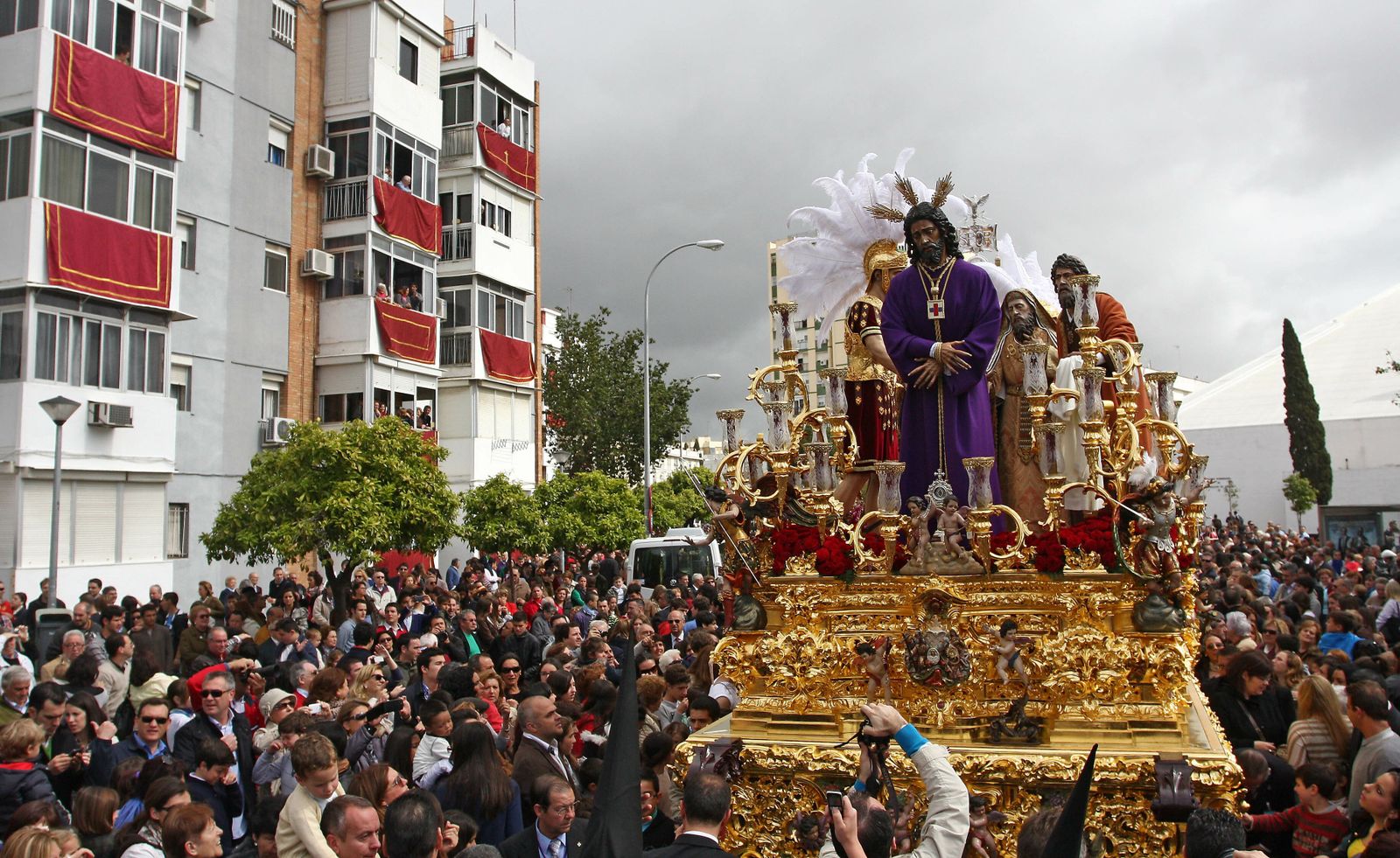 El Cautivo del Polígono de San Pablo bajo un cielo cubierto de nubes.