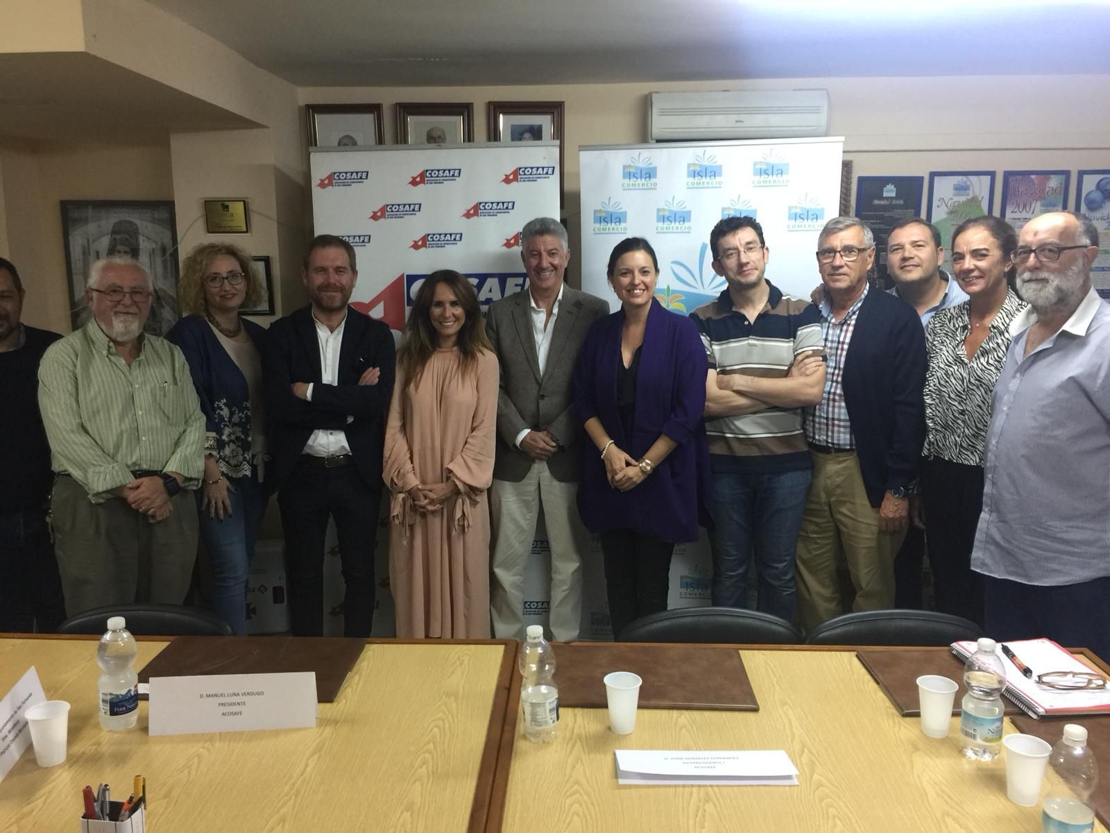 Miembros de la directiva de Acosafe con la delegada territorial de Empleo y las autoridades municipales.