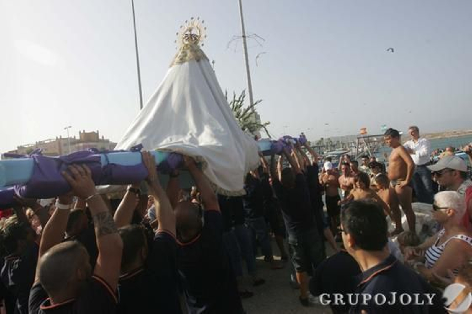 Vista del manto de la vigen del Carmen de La Línea.

Foto: Joaquín Quiñones