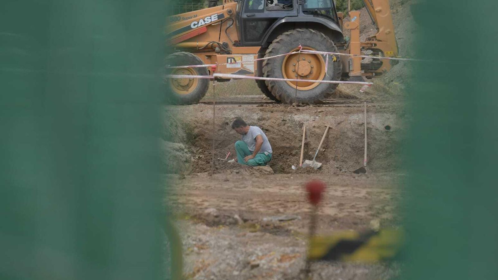 Los restos se están desenterrando en una zona acotada.