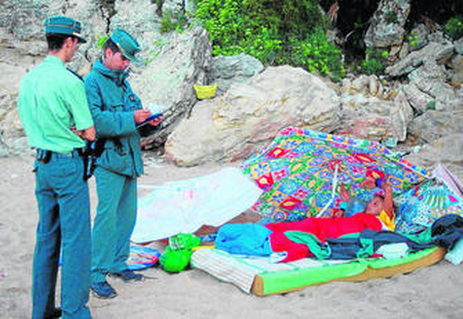 La Guardia Civil desaloja una acampada ilegal en el año 2003, en la playa de Los Castillejos.