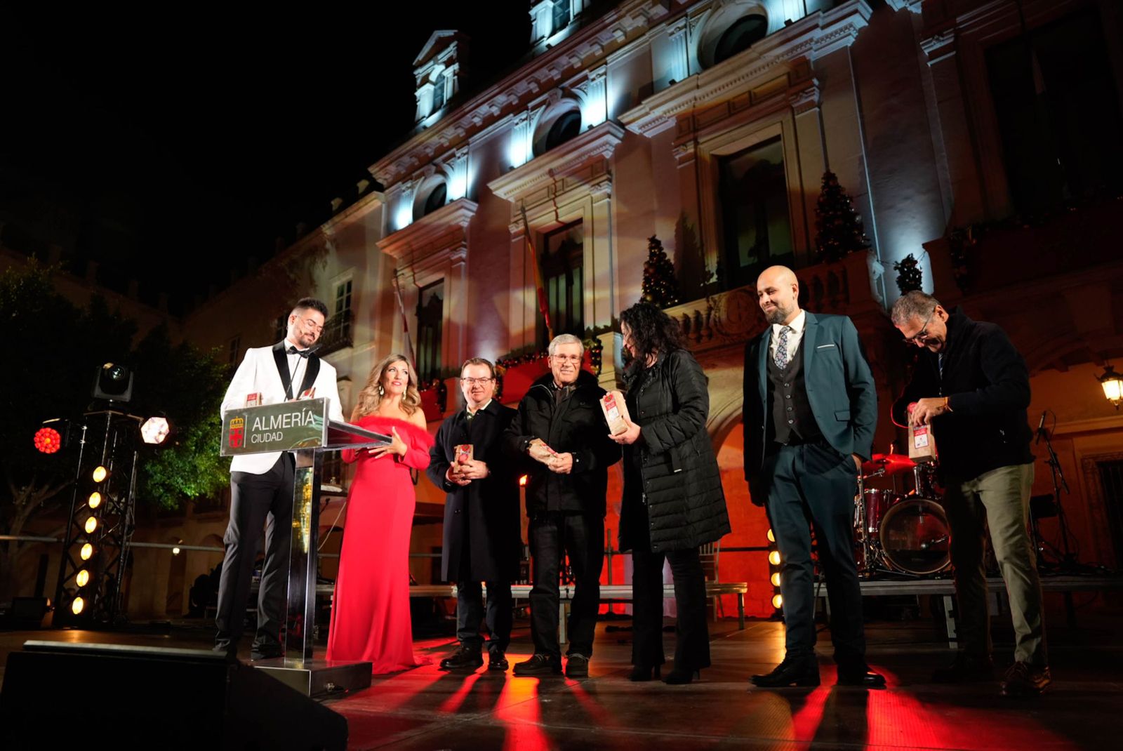 Almería despide con los 12 tomates cherry de la suerte el año 2025