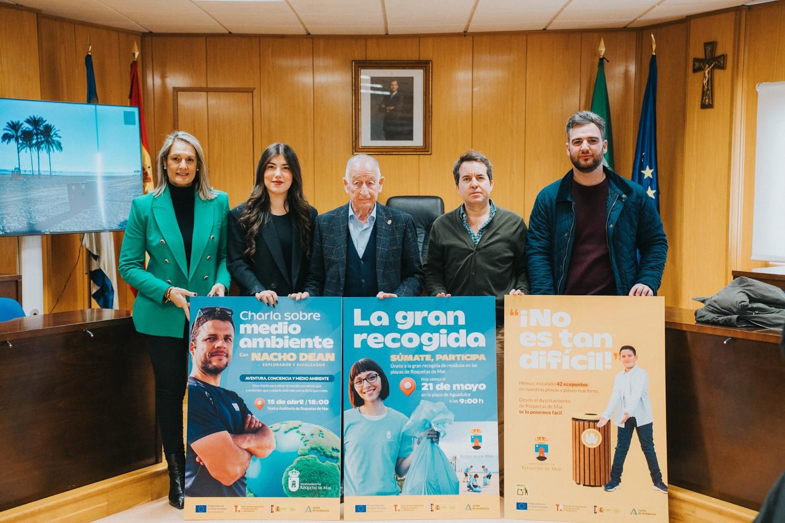El equipo de gobierno de Roquetas presenta la campaña de reciclaje en playas.