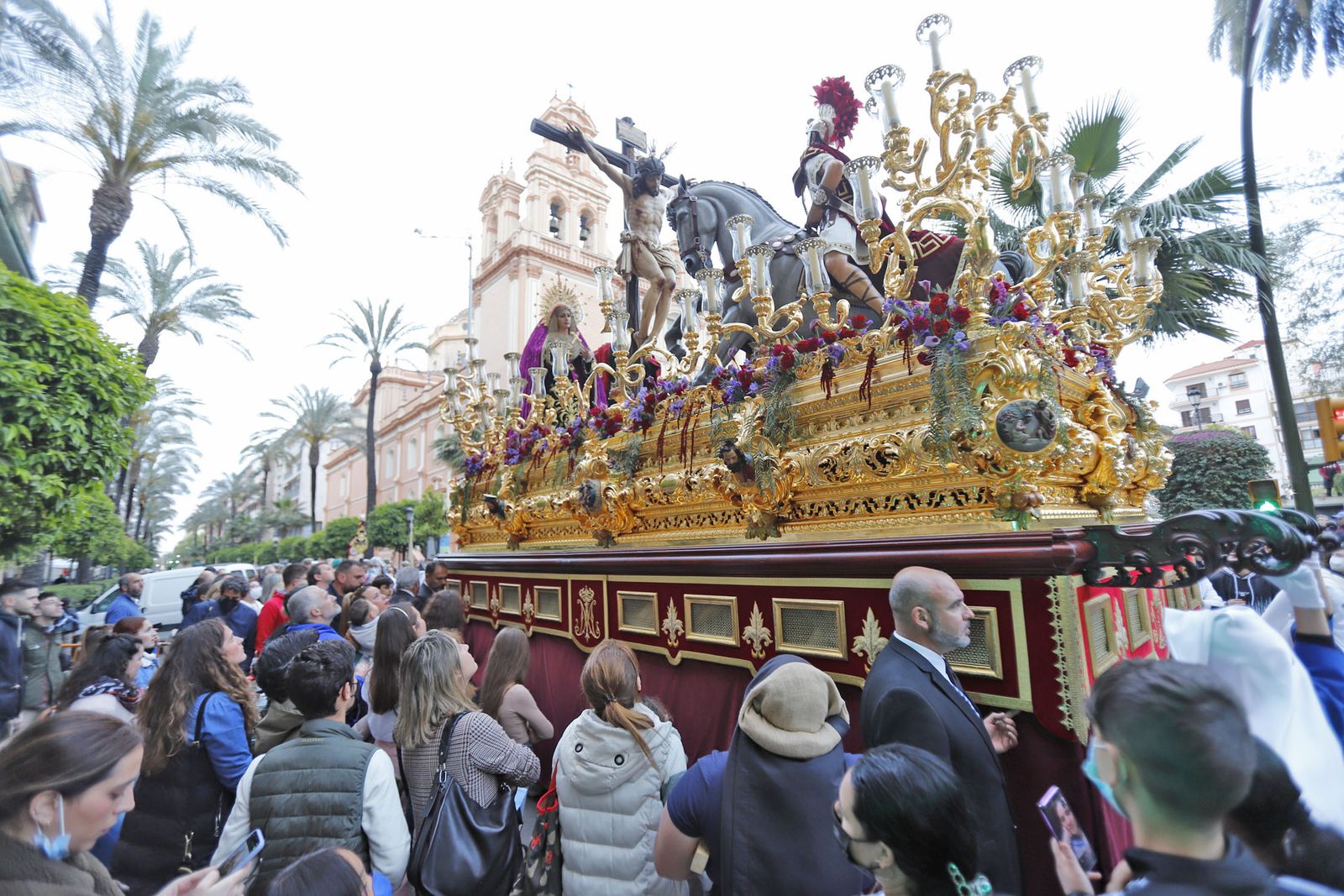 La Hermandad de la Sagrada Lanzada hace su estación de penitencia por las calles de Huelva