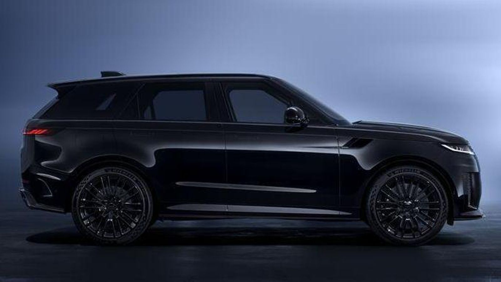 La utilización del negro más absoluto es la característica de esta versión especial del Range Rover Sport SV. La utilización del negro más absoluto es la característica de esta versión especial del Range Rover Sport SV.