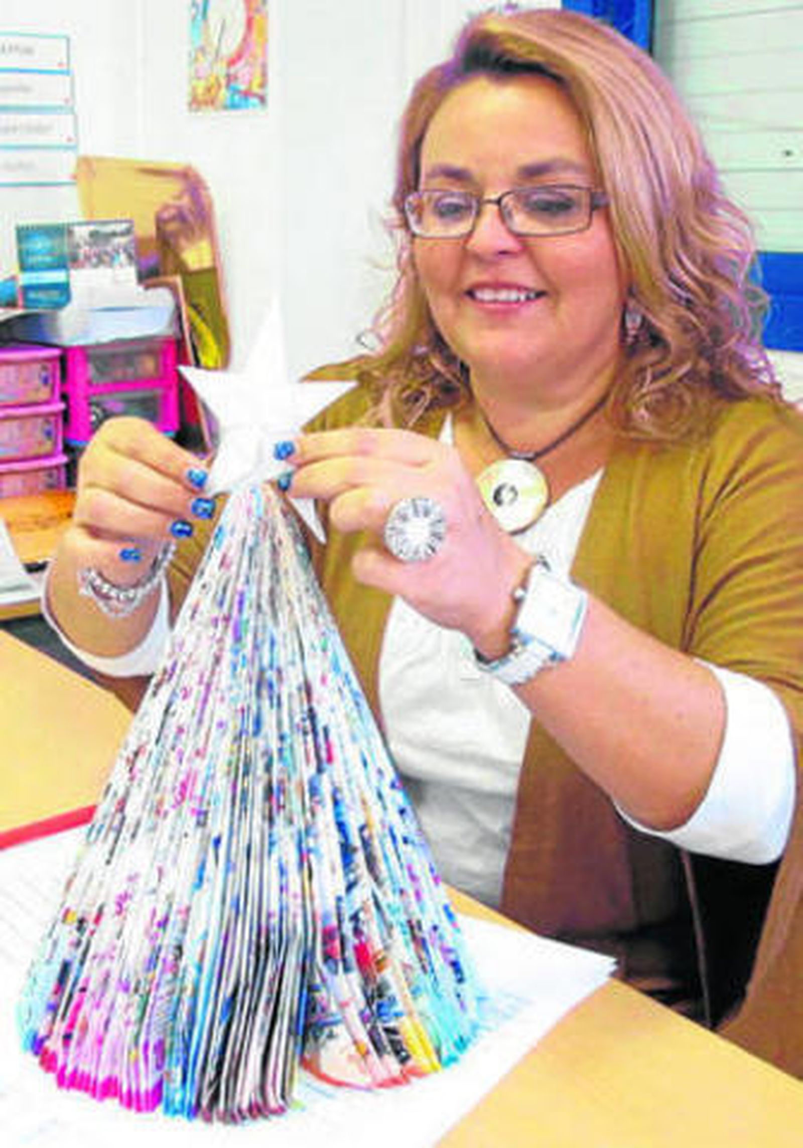 Gaviño termina una de las manualidades de Navidad de sus alumnos.