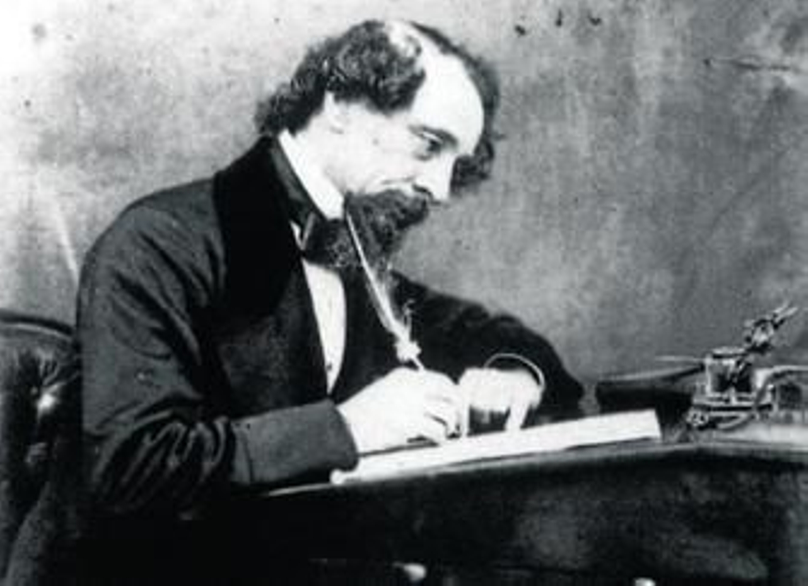 El escritor británico, trabajando en su despacho según muestra un antiguo daguerrotipo. El escritor británico, trabajando en su despacho según muestra un antiguo daguerrotipo.