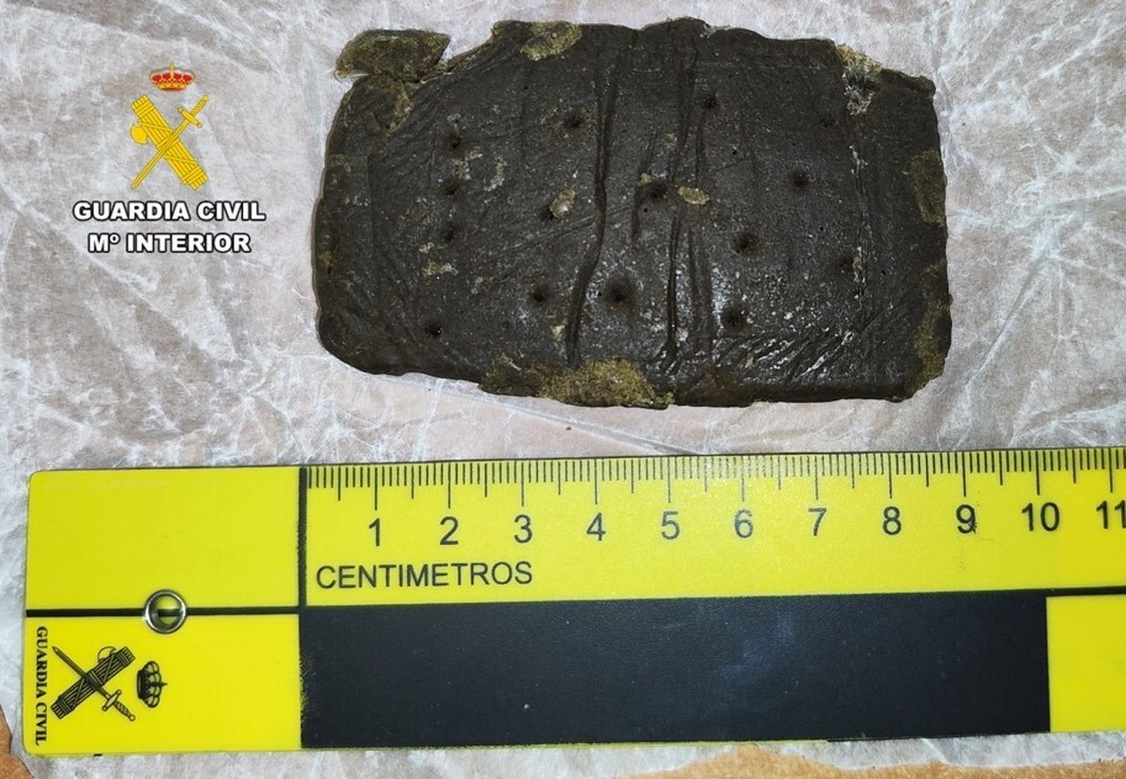 Hachís decomisado por la Guardia Civil al conductor de un patinete en Berja.