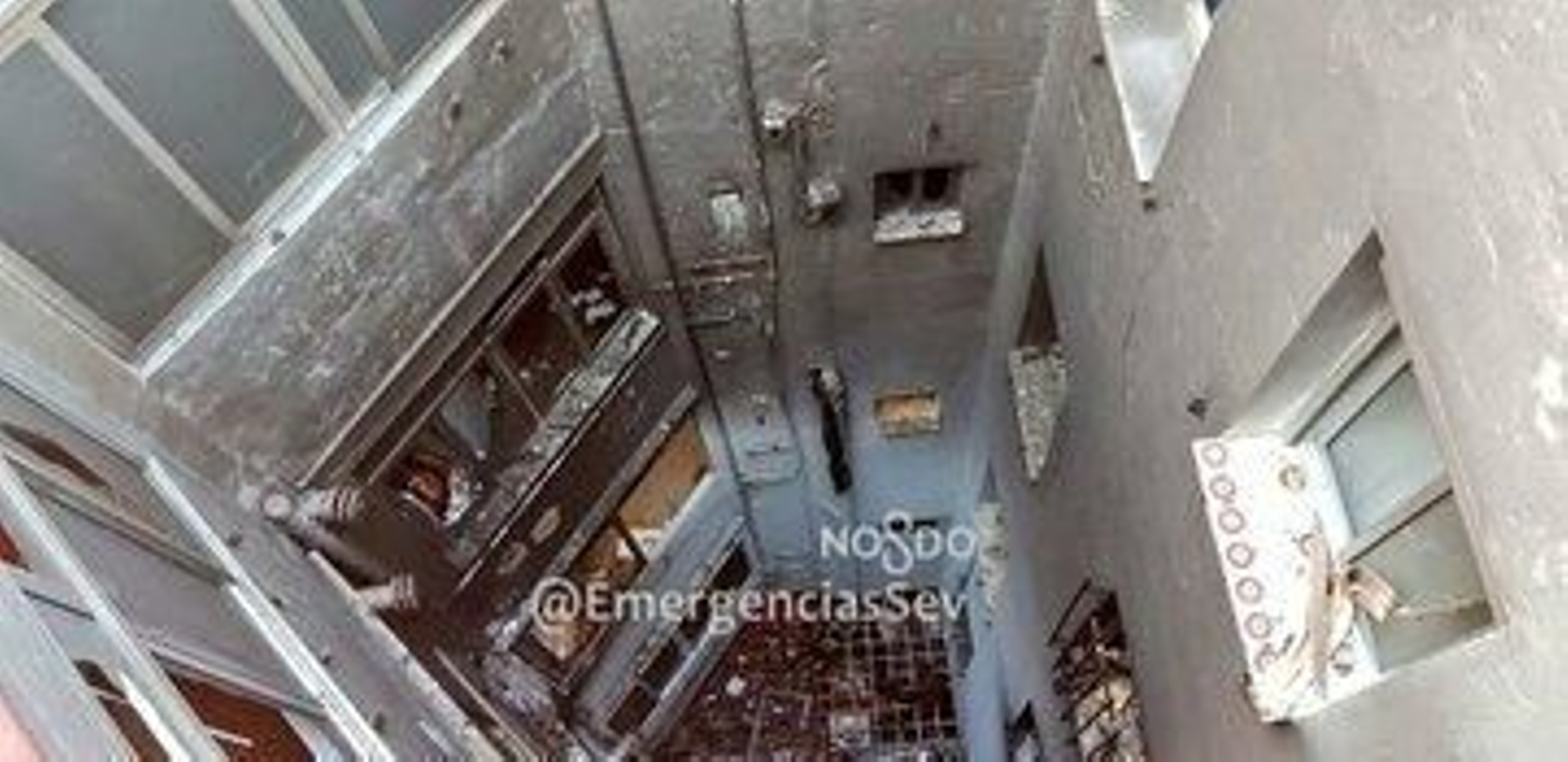 Vista desde arriba de la estructura del edificio incendiado.